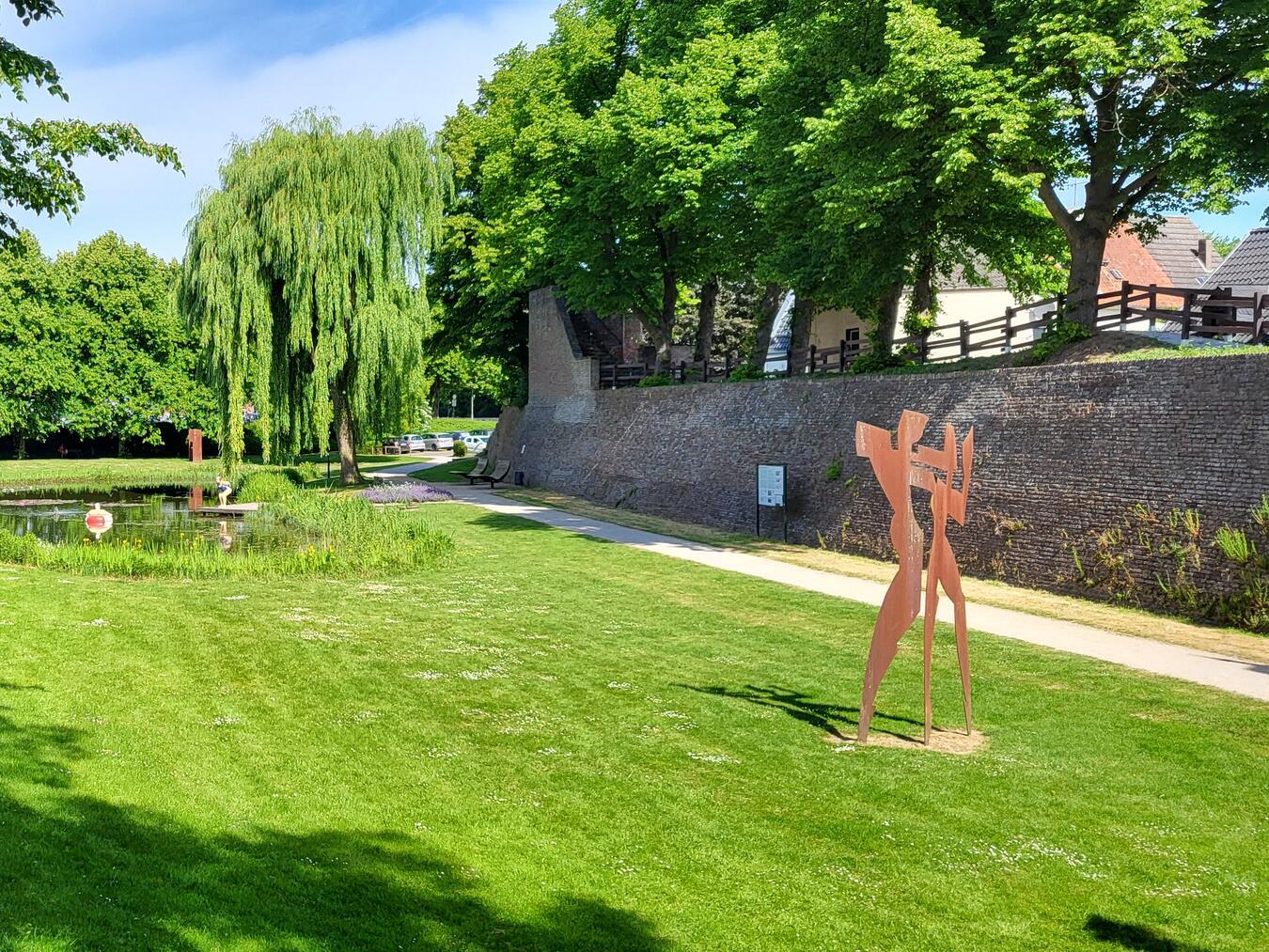 Die Stadtmauer am Froschteich in Rees. NN-Foto: Michael Bühs