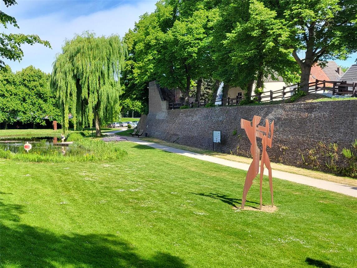 Die Stadtmauer am Froschteich in Rees. NN-Foto: Michael Bühs
