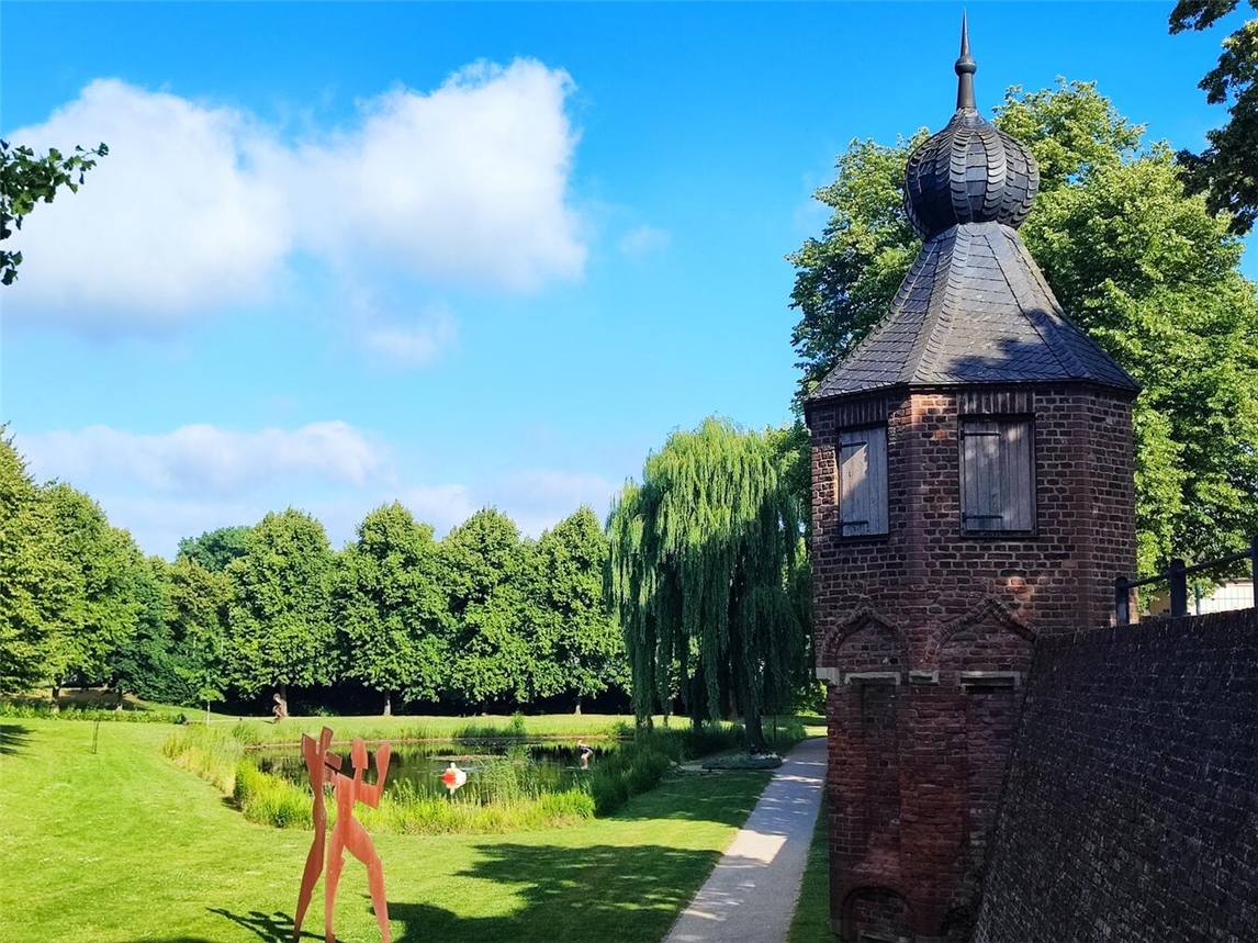"Stadtmauer Rees am Froschteich, historische Sehenswürdigkeit mit Naturkulisse"