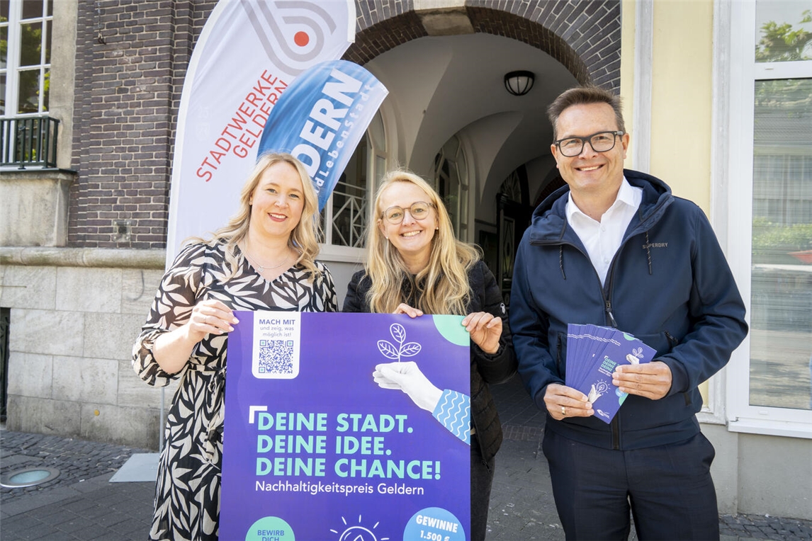 "Janette Heesen, Jennifer Strücker und Sven Kaiser von Stadtwerke Geldern beim Nachhaltigkeitspreis 2023"