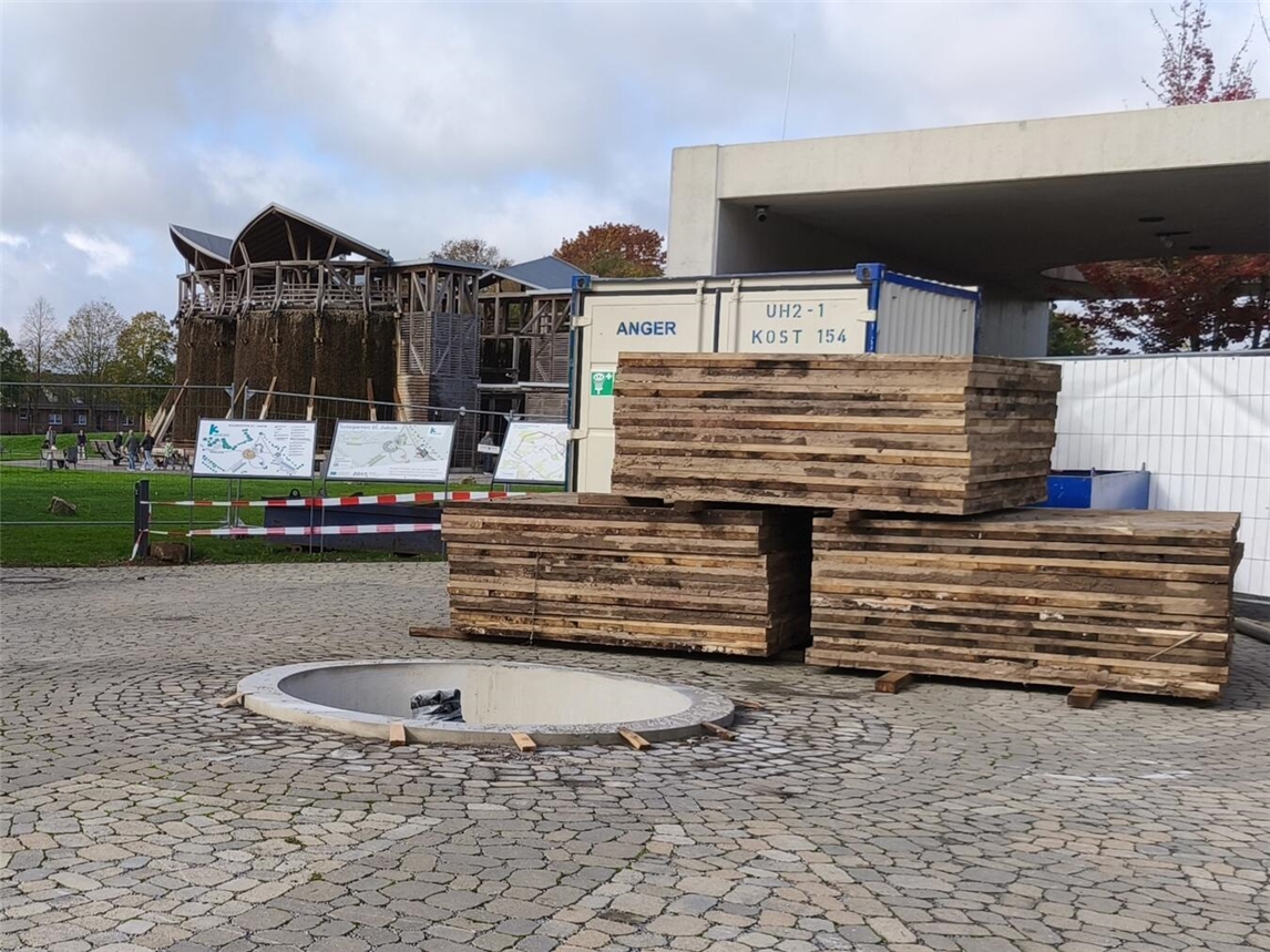 Die Stadtwerke Kevelaer sanieren derzeit die Zuleitung zur Solequelle im Solegarten St. Jakob. Der Bereich rund um das Bohrloch ist während der Arbeiten aus Sicherheitsgründen abgesperrt. Foto: Stadtwerke Kevelaer