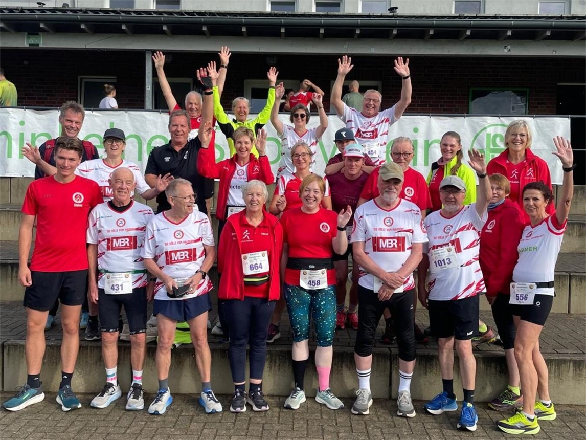 "Teamfoto des Halderner Lauftreffs in Hamminkeln, lächelnde Läufer in Sportkleidung, Gruppenbild"