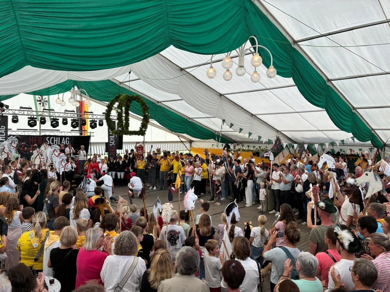 Die Steckenpferde sorgten in Veen für gute Laune. Foto: Schützen