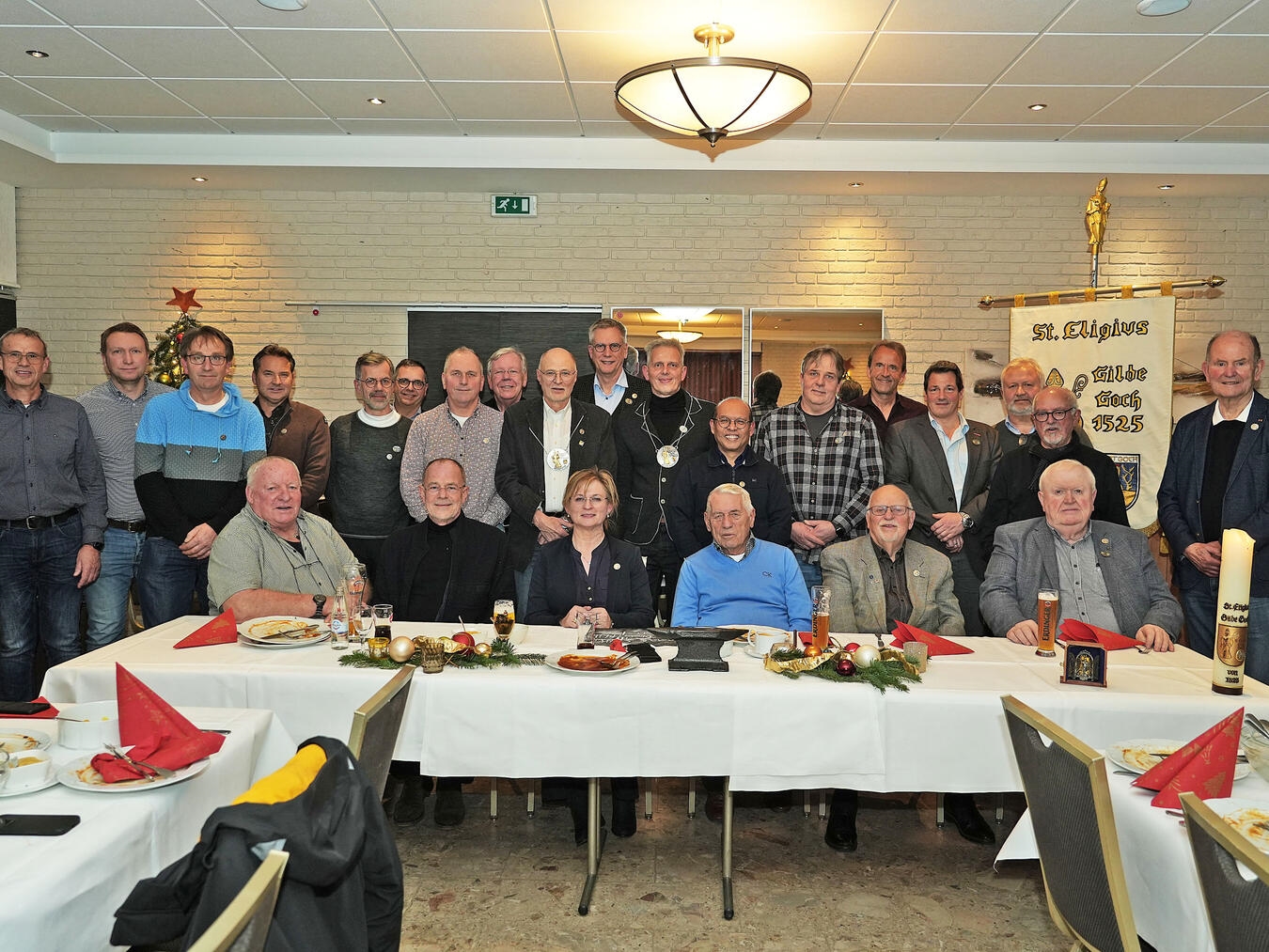 Die St.Eligius-Gilde Goch traf sich im Hotel Litjes. Jörg Blum (hinten, 11. v.l., neuer Gildemeister), Heinz Wessels (hinten, 9. v.l., neuer Altmeister), der Nachfolger von René Gravendyck (hinten, 10. v.l.). Foto: privat