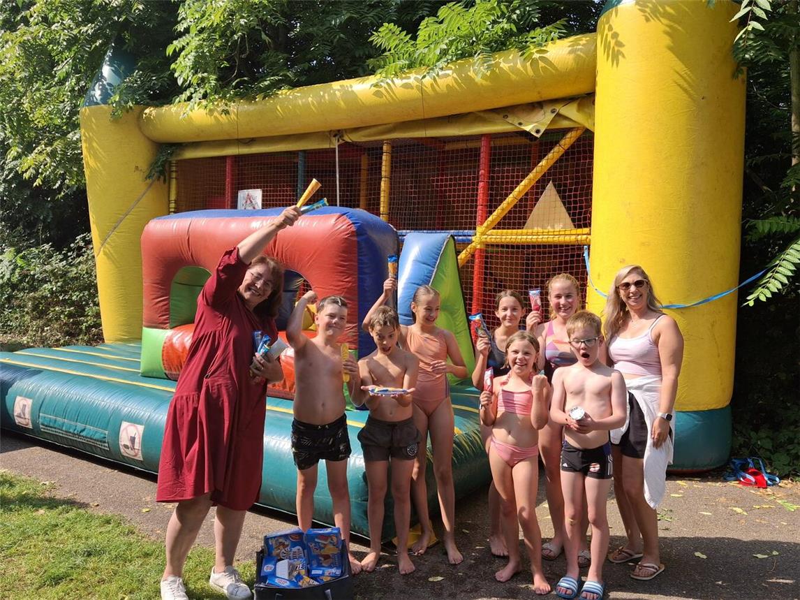 Die stellvertretende Bürgermeisterin Agnes Teilmans (l.) besuchte den Ferienspaß und wurde von der Leiterin der Awo, Sabrina Kleinen (r), und den Kindern herzlich empfangen. Foto: Gemeinde Rheurdt/Rebecca Sander 