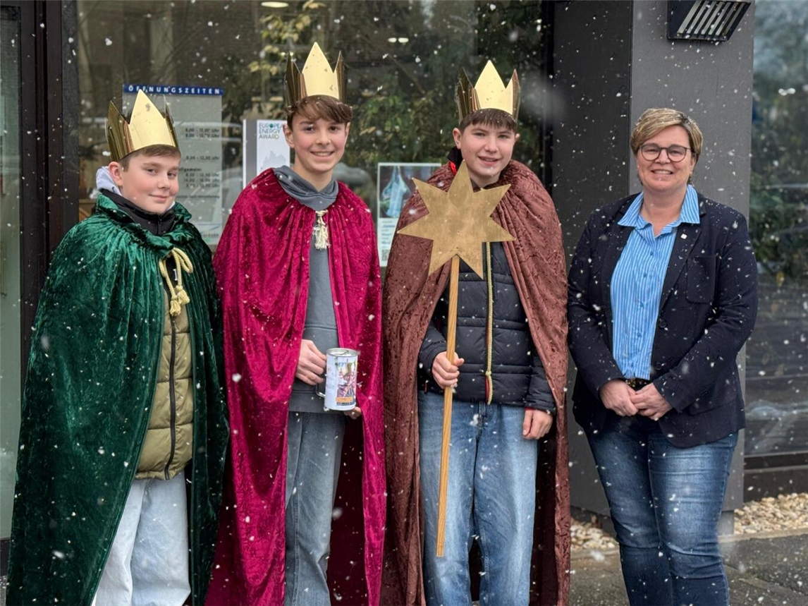 Die stellvertretende Bürgermeisterin Bärbel Wolters (r.) begrüßte die Sternsinger Philip, Moritz und Benedikt (v.l.n.r.) im Gelderner Rathaus.Foto: Stadt Geldern/Gossens