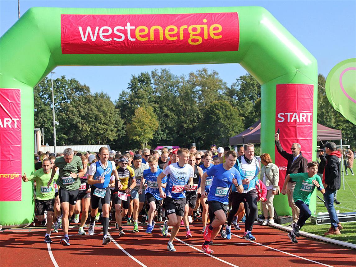 Die stellvertretende Bürgermeisterin Margret Keusen (l.) und Frithjof Gerstner (r.), Westenergie-Kommunalmanager, gaben den Startschuss für den Fünf- und Zehn-Kilometer-Lauf im Rahmen des 1. Herbstlauf Niederrhein.NN-Foto: Theo Leie