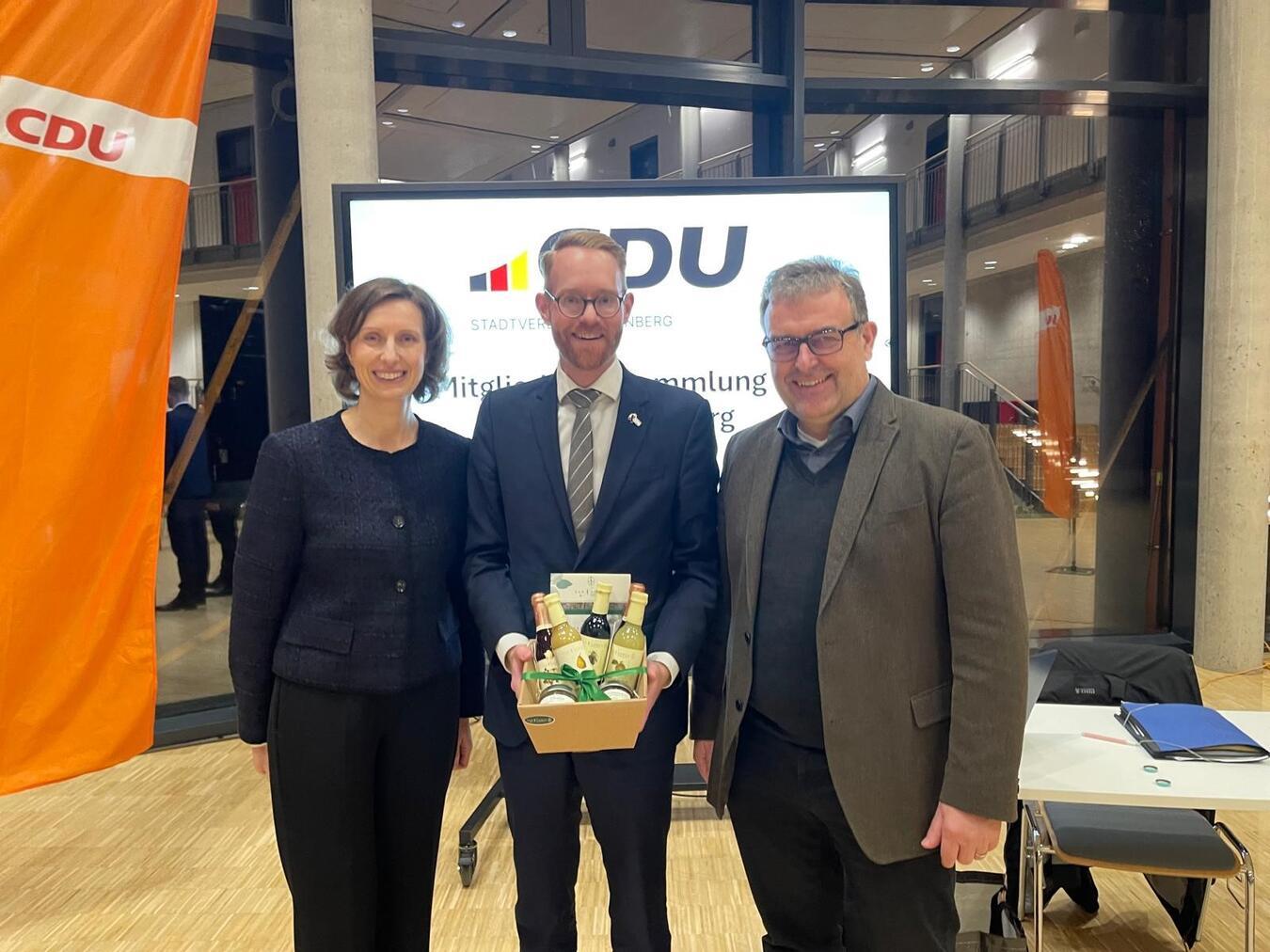 Stephan Wedding kandidiert für die CDU in Rheinberg Die stellvertretender Vorsitzende der CDU Rheinberg, Anna Rasche, Bürgermeisterkandidat Stephan Wedding und der Fraktionsvorsitzende Dirk Kerlen (v.l.) nach der Mitgliederversammlung. Foto: CDU