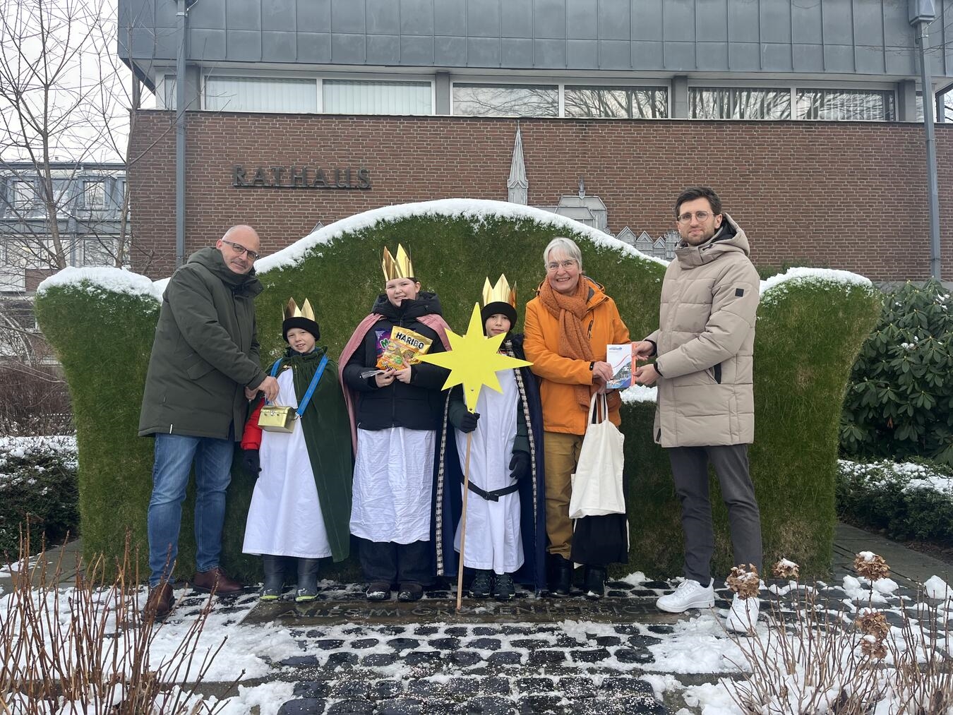 Die Sternsinger bringen den Segen ins Straelener Rathaus.Foto: Stadt Straelen