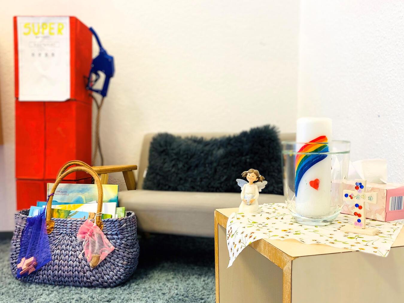 Die Sterntaler-Kinder haben ihre eigene Seelentankstelle mit einer kleinen Bank, einem Tisch samt Kerze und Schutzengel sowie einem Korb mit vielen Büchern zum Lesen.