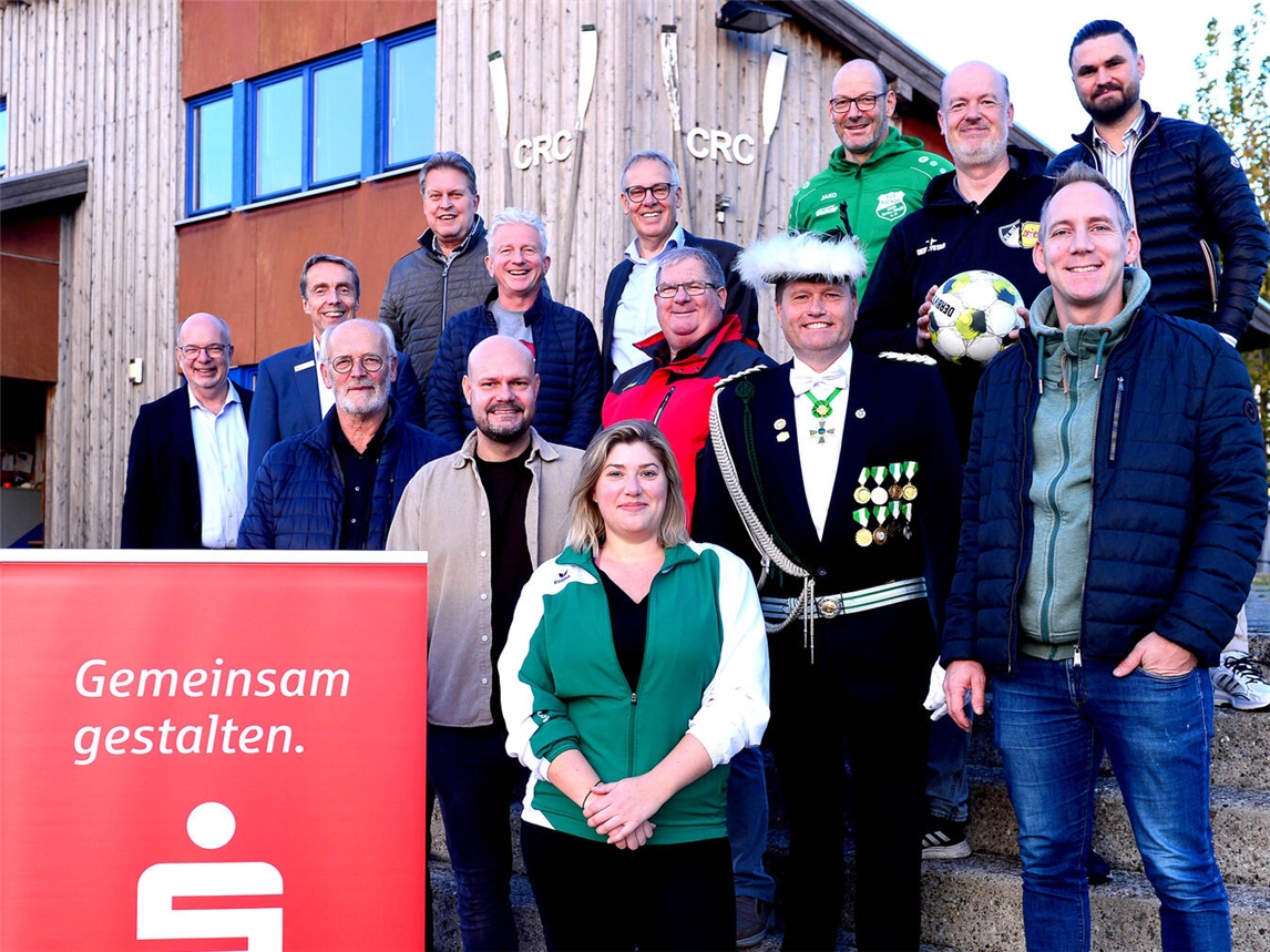 Die Stiftungsvorstände Ludger Braam und Wilfried Röth (von links) bei der Spendenübergabe an im Sport tätige Vereine am Vereinsheim des Clever Ruder Clubs. Foto: Sparkasse Rhein-Maas