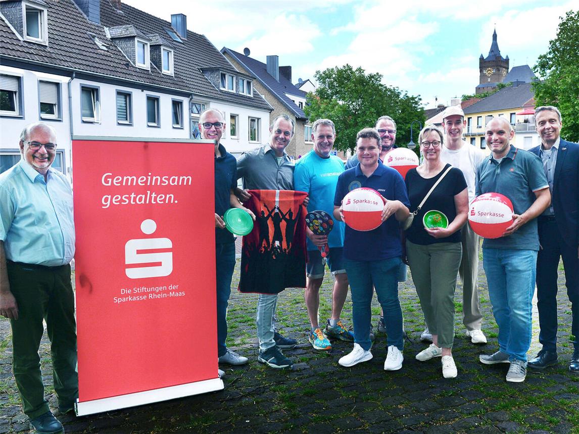 Die Stiftungsvorstände Wilfried Röth (r.) und Ludger Braam (l.) bei der Spendenübergabe an die Ferienläger. Foto: Sparkasse Rhein-Maas
