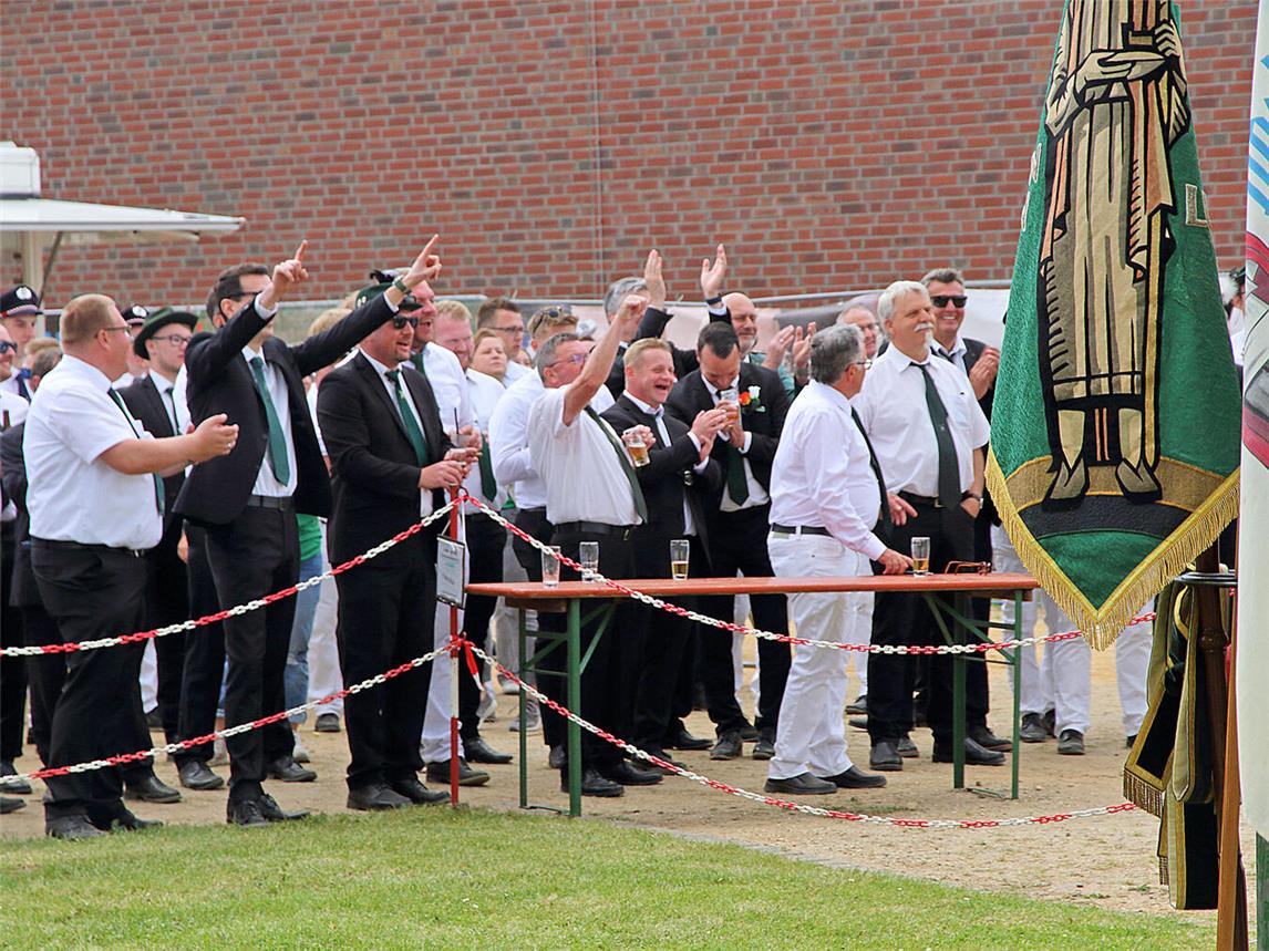 Die Stimmung beim Königschießen war ausgelassen und gut. NN-Fotos: Theo Leie