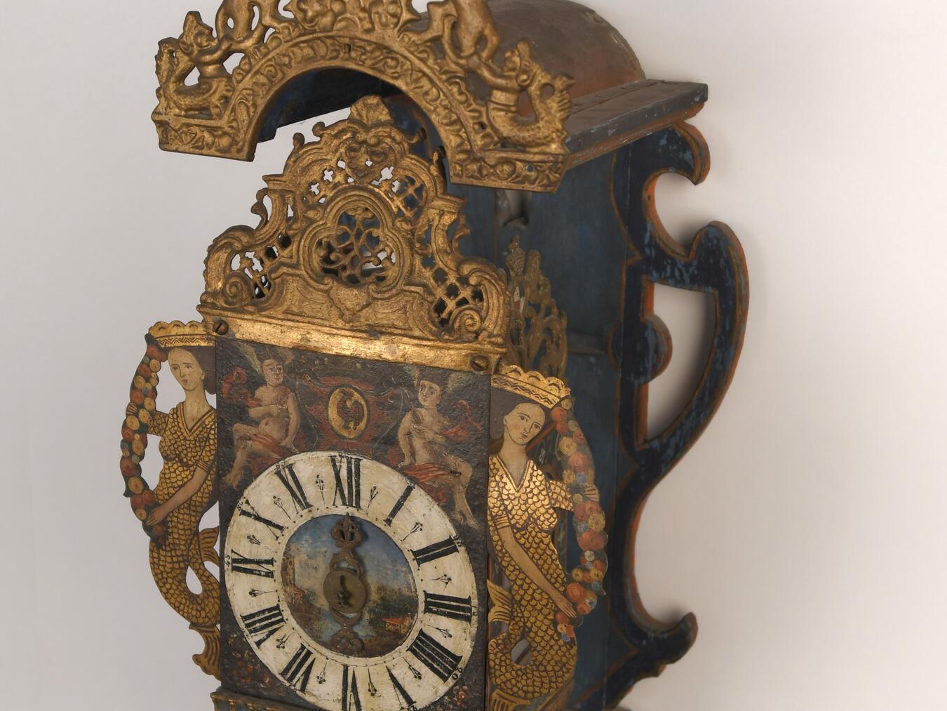 Die Stoelklok ist eine Pendeluhr, die sich durch ihre charakteristische Gestaltung auszeichnet: Das Uhrwerk selbst sitzt in einer hölzernen, stuhlartigen Konstruktion – woraus sich die Bezeichnung ergibt. Foto: NMK