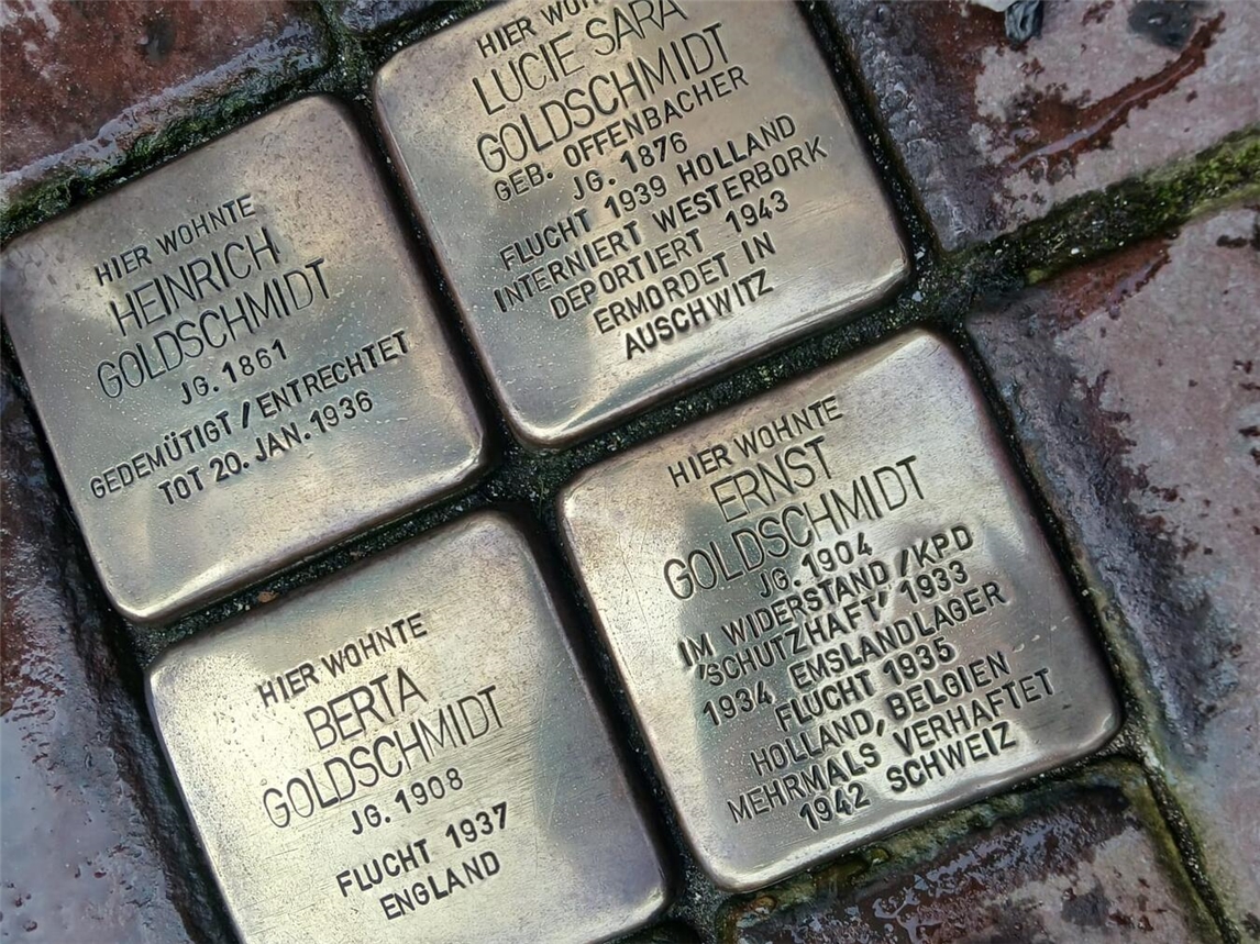 "Stolpersteine in Gedenken an Holocaust-Opfer vor Haus Mifgash"