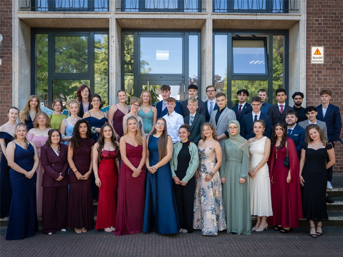 "Abiturienten 2026 Gesamtschule Kevelaer feierlich in Abschlusskleidung, Gruppenfoto"