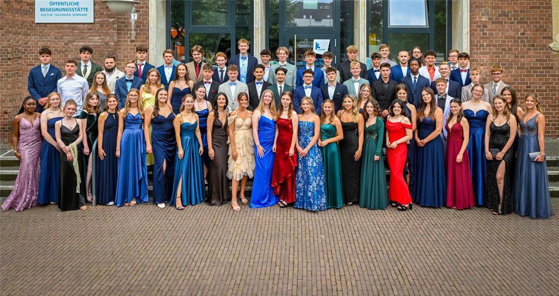 Die stolzen Abiturienten des Kardinal-von-Galen-Gymnasiums 2025. NN-Foto: Gerhard Seybert