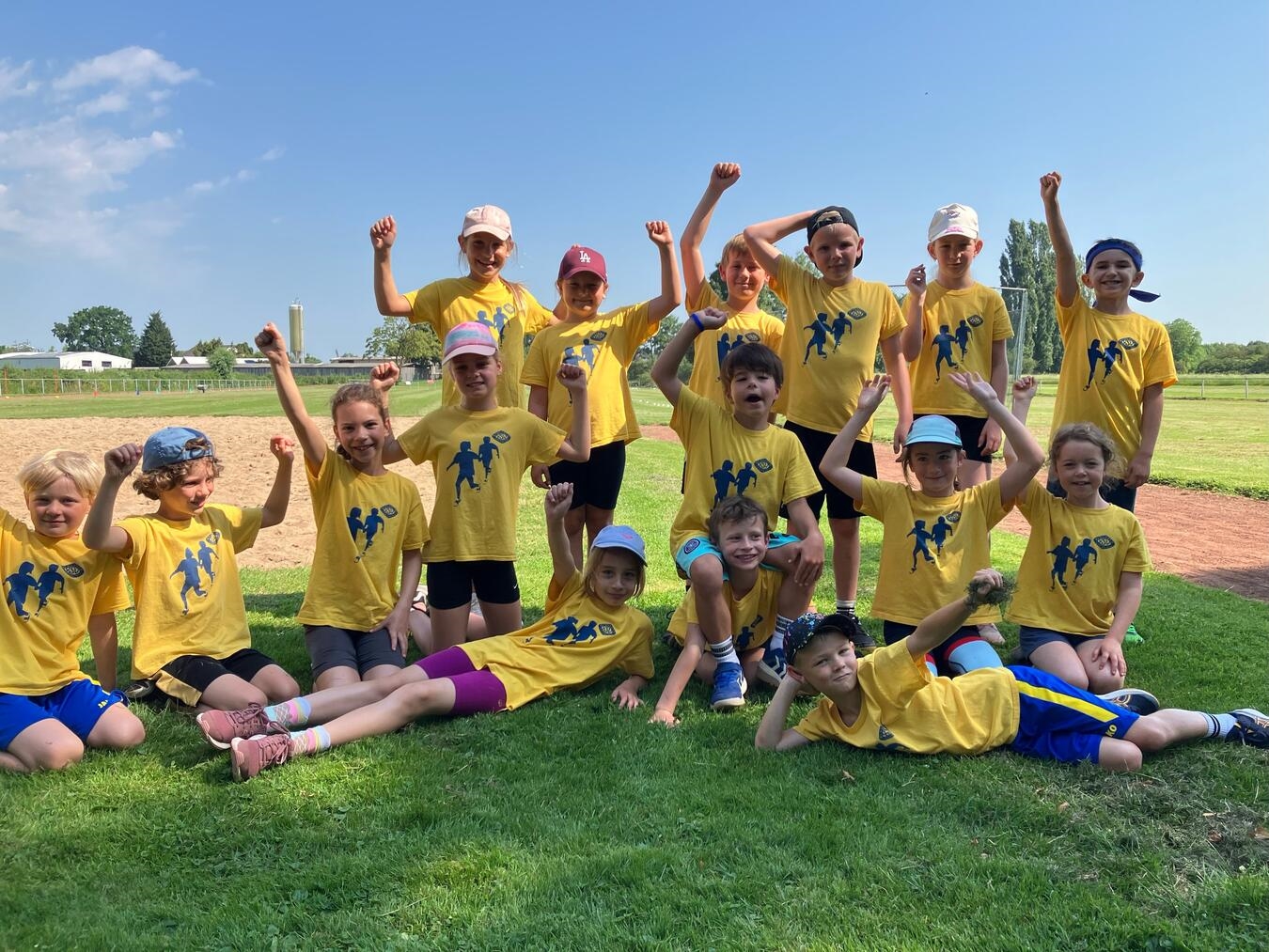 Nachwuchsathleten des Kevelaerer SV beim Reeser Kinderleichtathletik-Wettkampf, Teamfoto, Sportevent 2023.