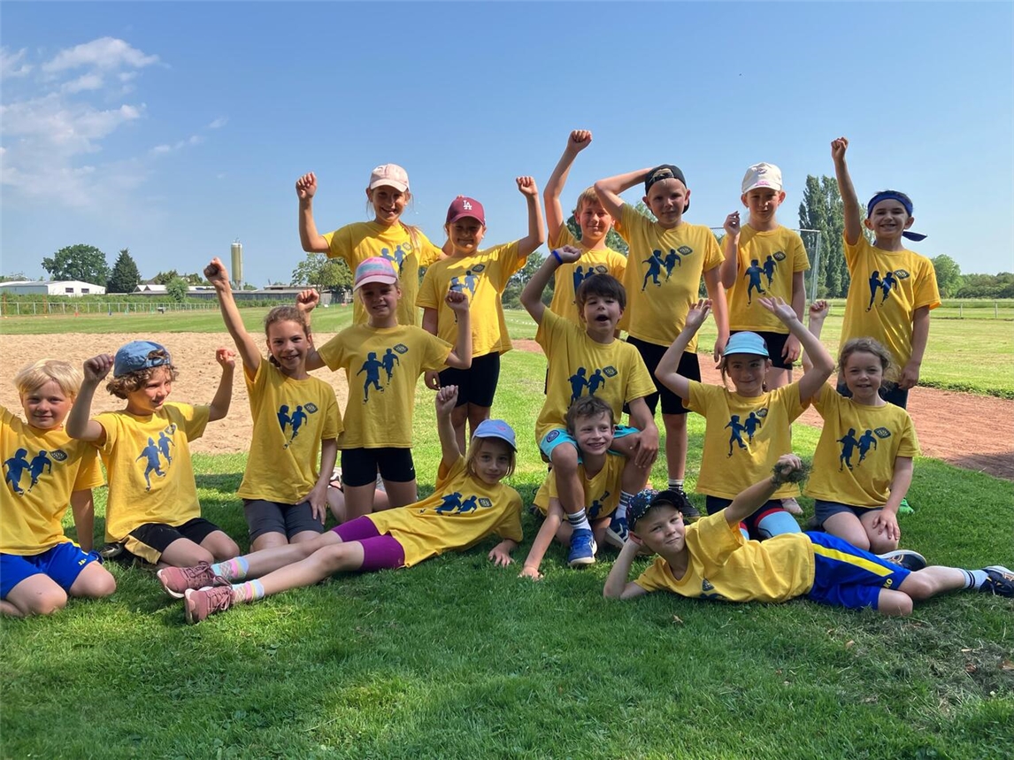 Nachwuchsathleten des Kevelaerer SV beim Reeser Kinderleichtathletik-Wettkampf, Teamfoto, Sportevent 2023.