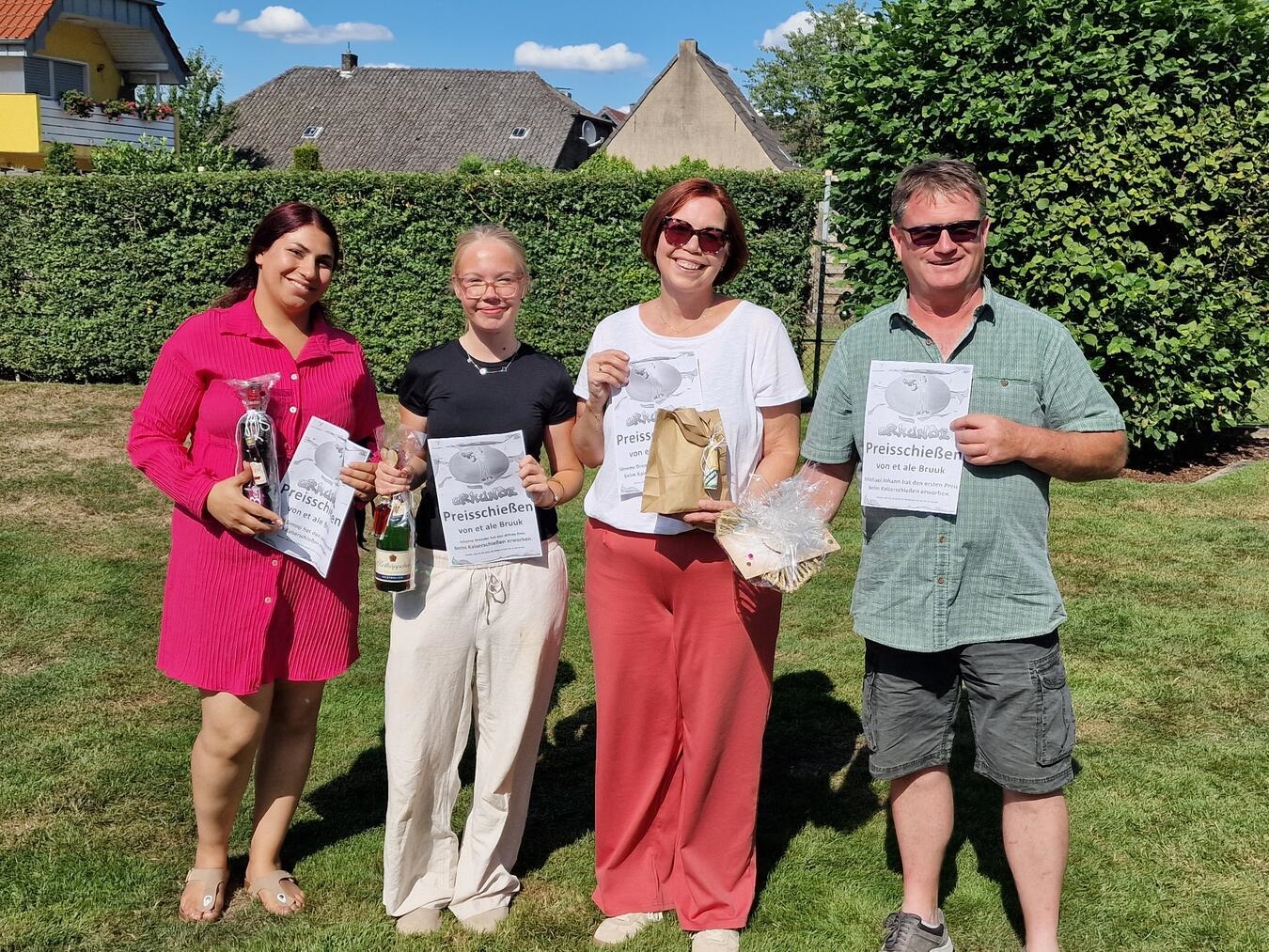 55 Jahre Pumpennachbarschaft „van et ale Bruuk“ "Preisträger: Kaiserin Feryal Simoqi, Johann und Simone Drenzler, Michael Johann, feierlich geehrt."
