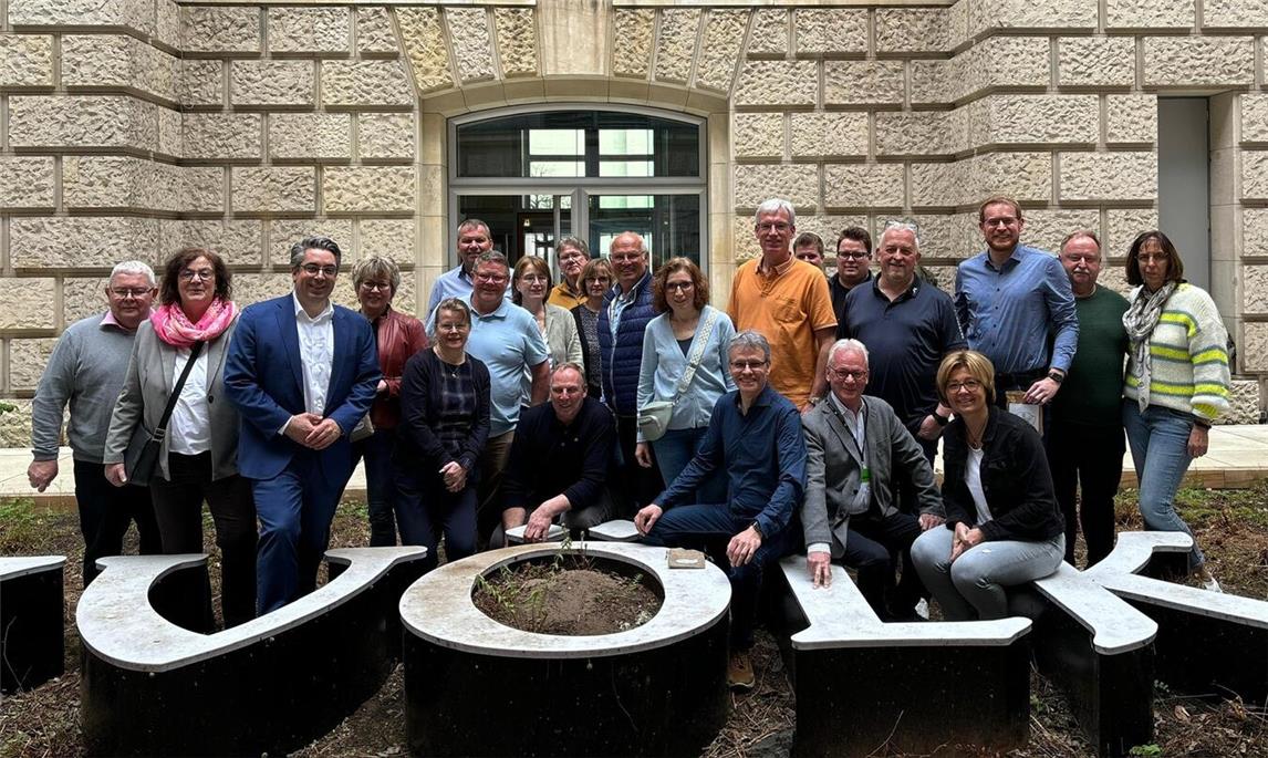 Die Straelener brachten Erde aus allen Ortsteilen Straelens für das Kunstprojekt „Der Bevölkerung“ im Lichthof des Reichtages mit. Foto: privat