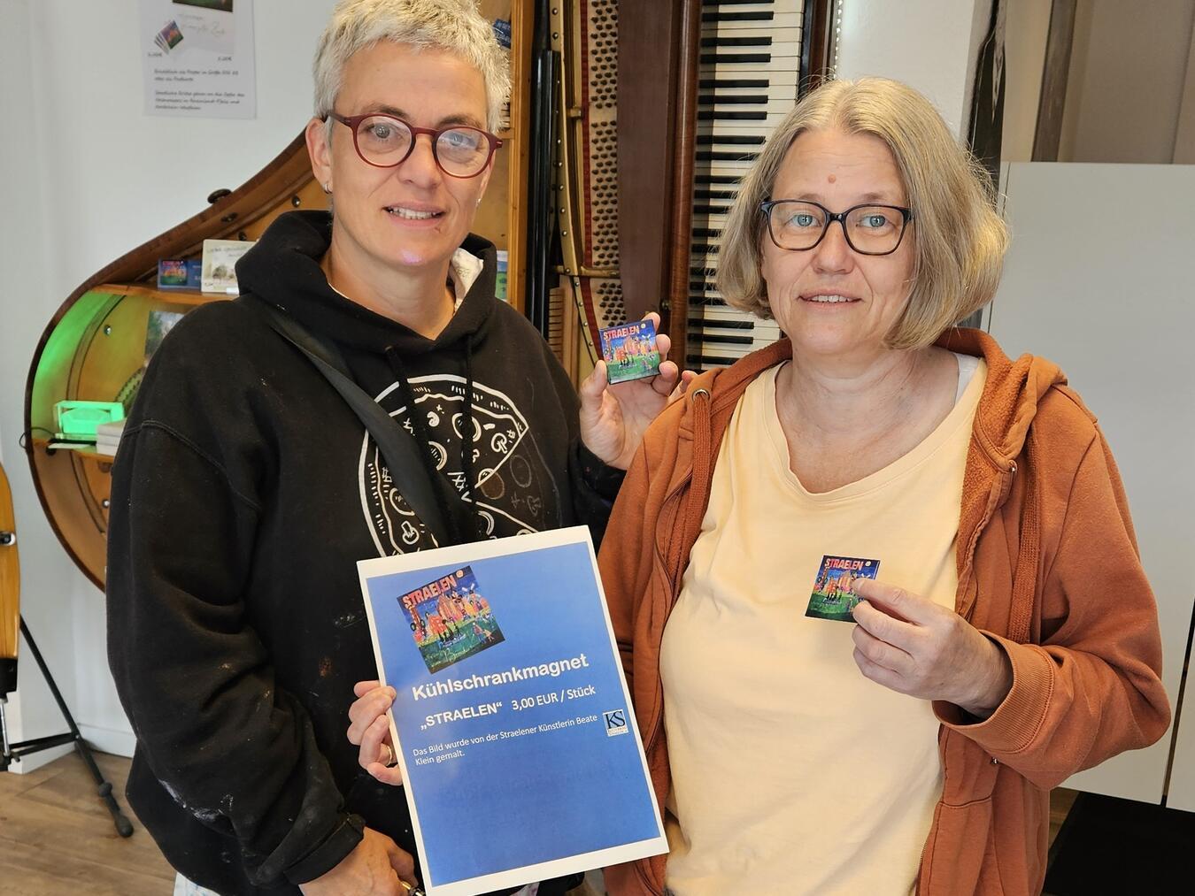 Die Straelener Künstlerin Beate Klein (li.) und Anne Gey (re.) vom Kulturring freuen sich über die frisch eingetroffenen „Straelen-Kühlschrankmagnete.Foto: Kulturring Straelen