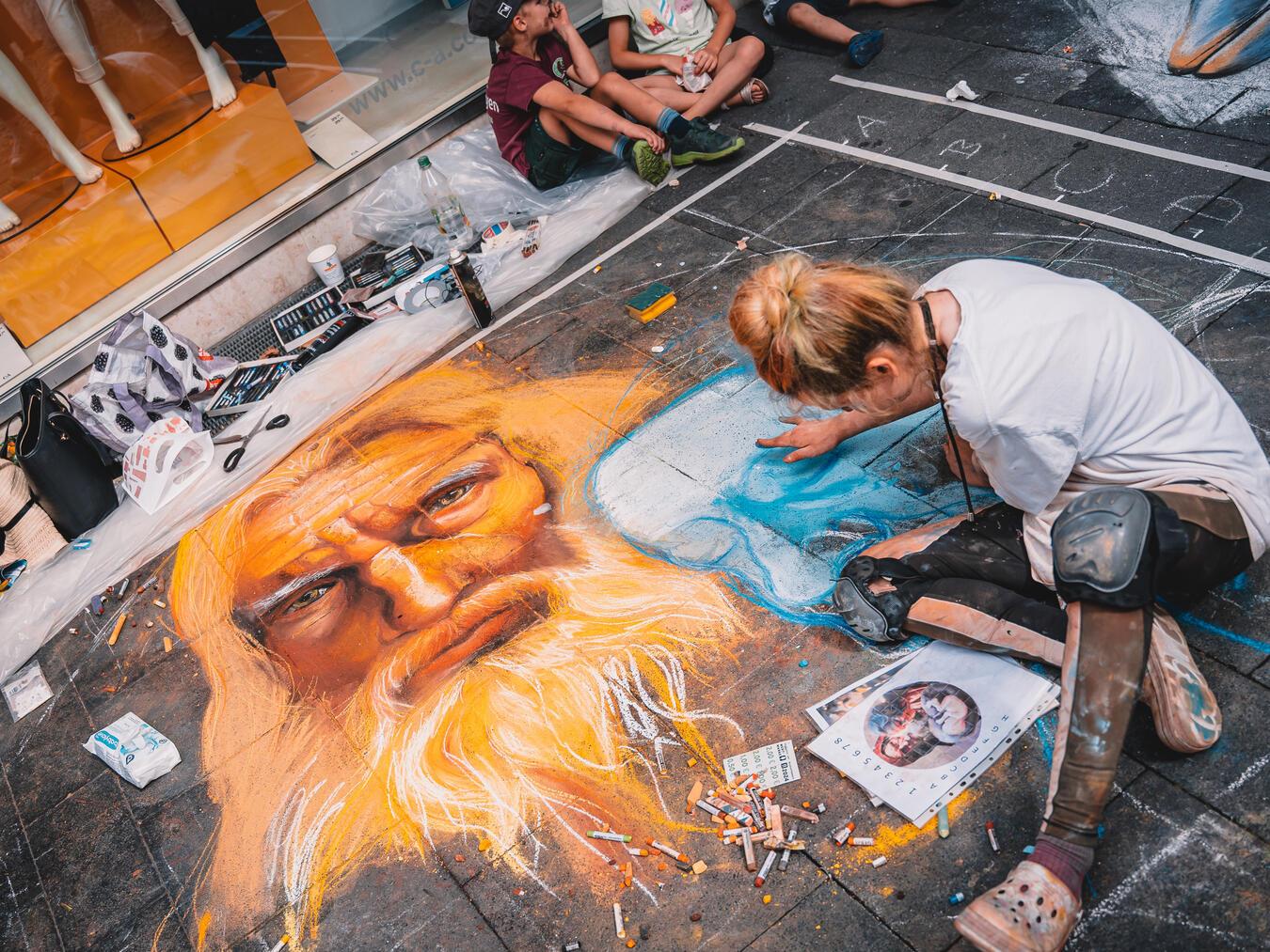 Ein Wochenende voller Kreativität Die Straßenmaler verwandeln die Innenstadt in eine große Kunstgalerie. Fotos: Stadt Geldern/Wunschkonzert
