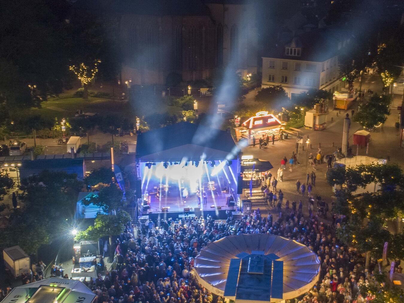 Die Straßenparty bringt Geldern zum Leuchten. Foto: privat
