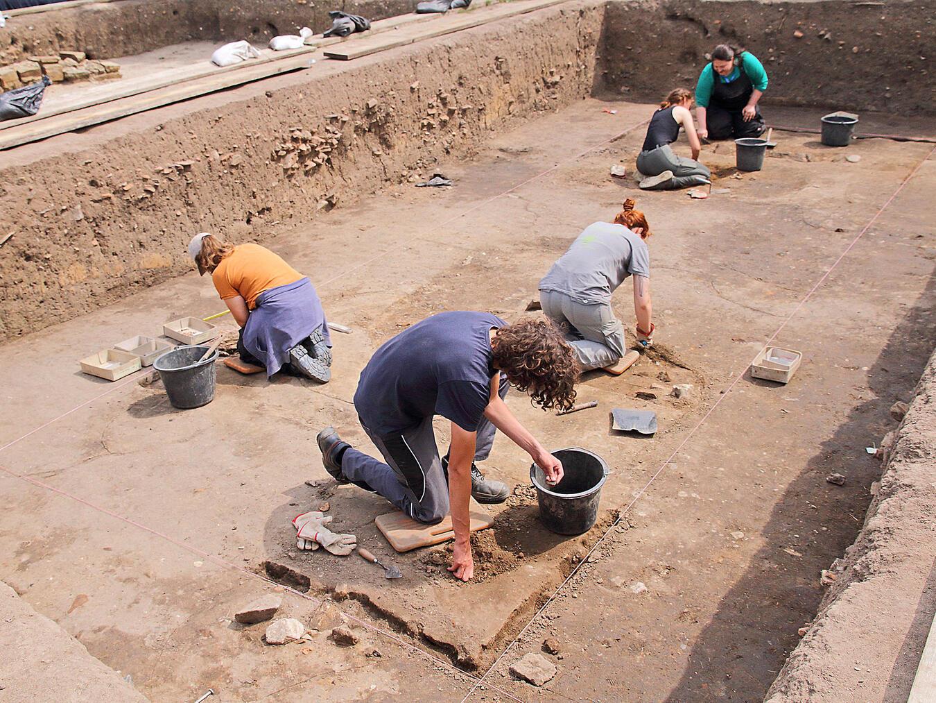 Die Studenten sammeln derzeit im APX ihre ersten Ausgrabungserfahrungen. NN-Foto: Theo Leie