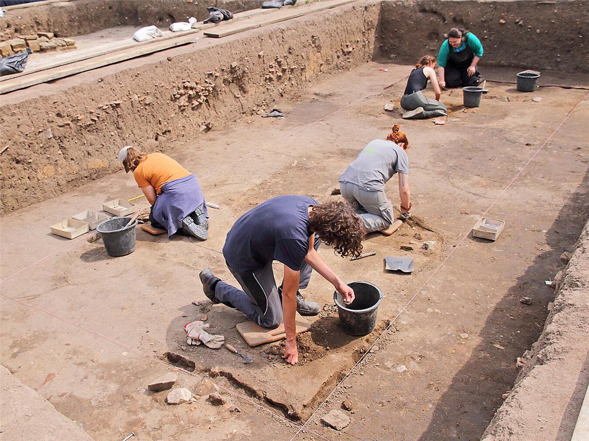 Die Studenten sammeln derzeit im APX ihre ersten Ausgrabungserfahrungen. NN-Foto: Theo Leie
