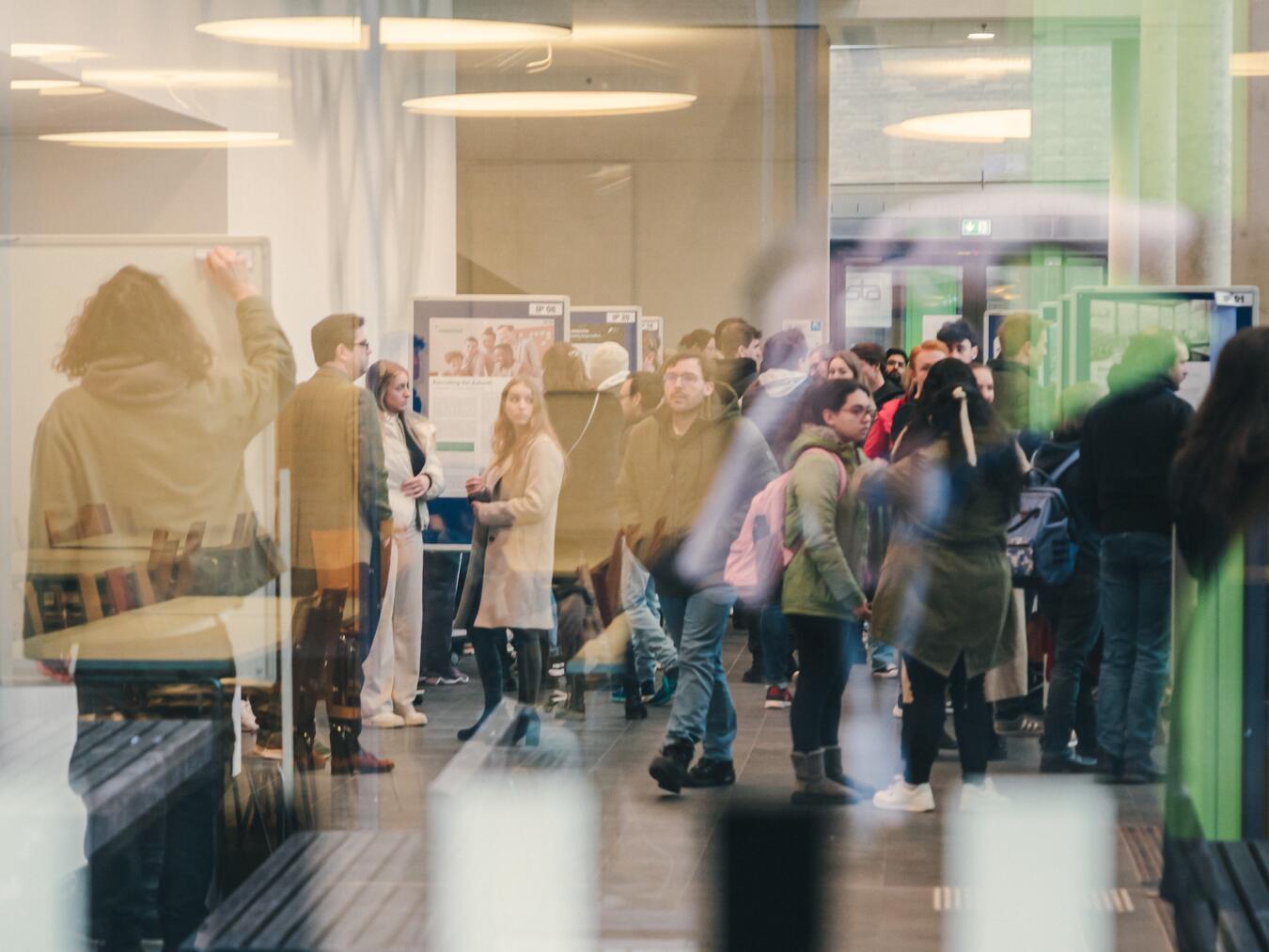 Die Studienorientierungswoche an der Hochschule Rhein-Waal zieht viele Schüler an. Foto: Anja Peters