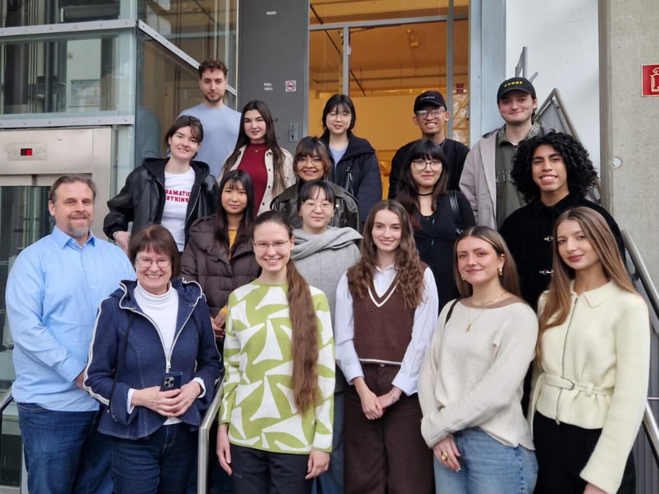 Die Studierenden der Hochschule Rhein-Waal mit Prof. Christian Stindl und Irene Möllenbeck (vorne v. l.) im PAN. Foto: Pro Kultur