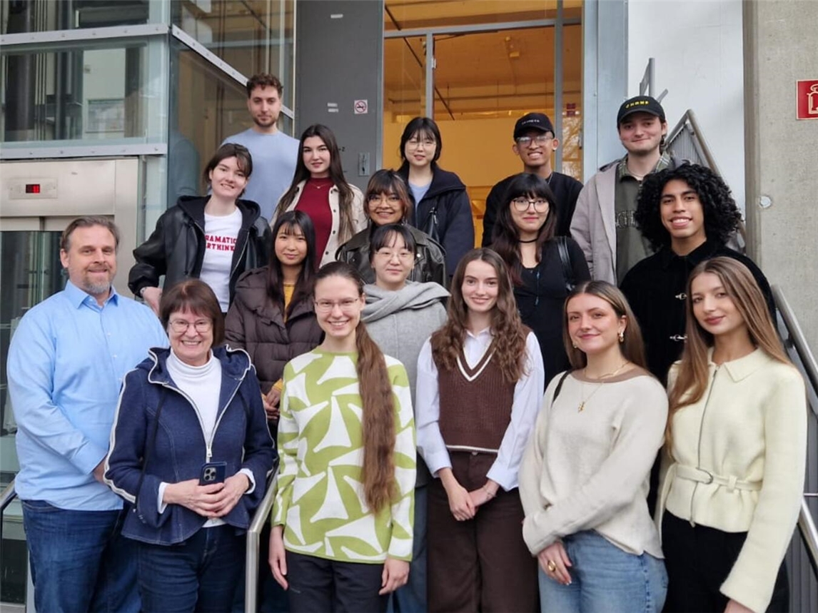 Die Studierenden der Hochschule Rhein-Waal mit Prof. Christian Stindl und Irene Möllenbeck (vorne v. l.) im PAN. Foto: Pro Kultur