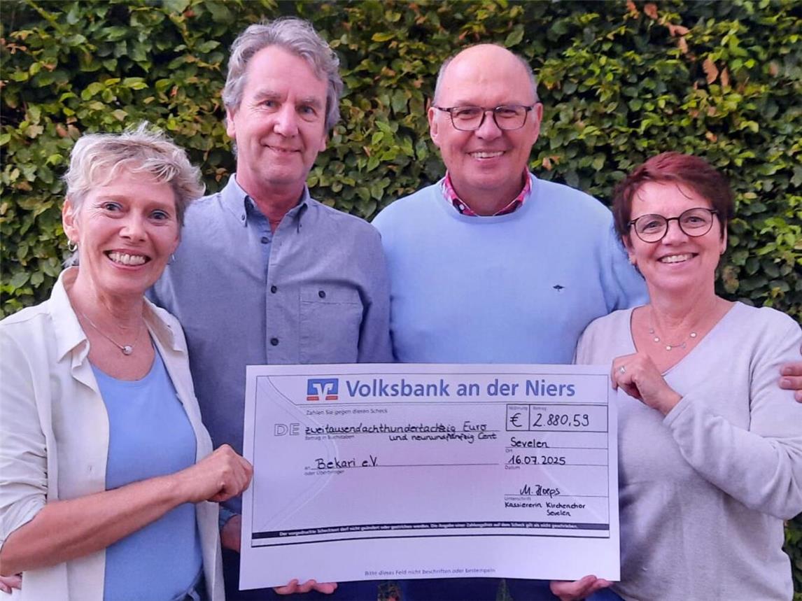 Die symbolischen Schecks übergaben der Vorsitzende Jüppi Paulus und die Kassiererin Margret Hoeps. Fotos: Ria Paulus 