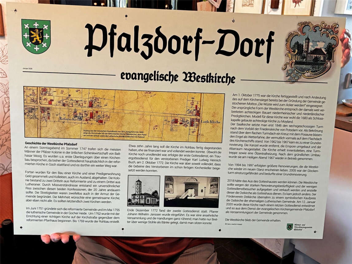 "Infotafel Pfalzdorfer Westkirche vor historischem Eingang, Fertigstellung geplant, NN-Foto: CDS"