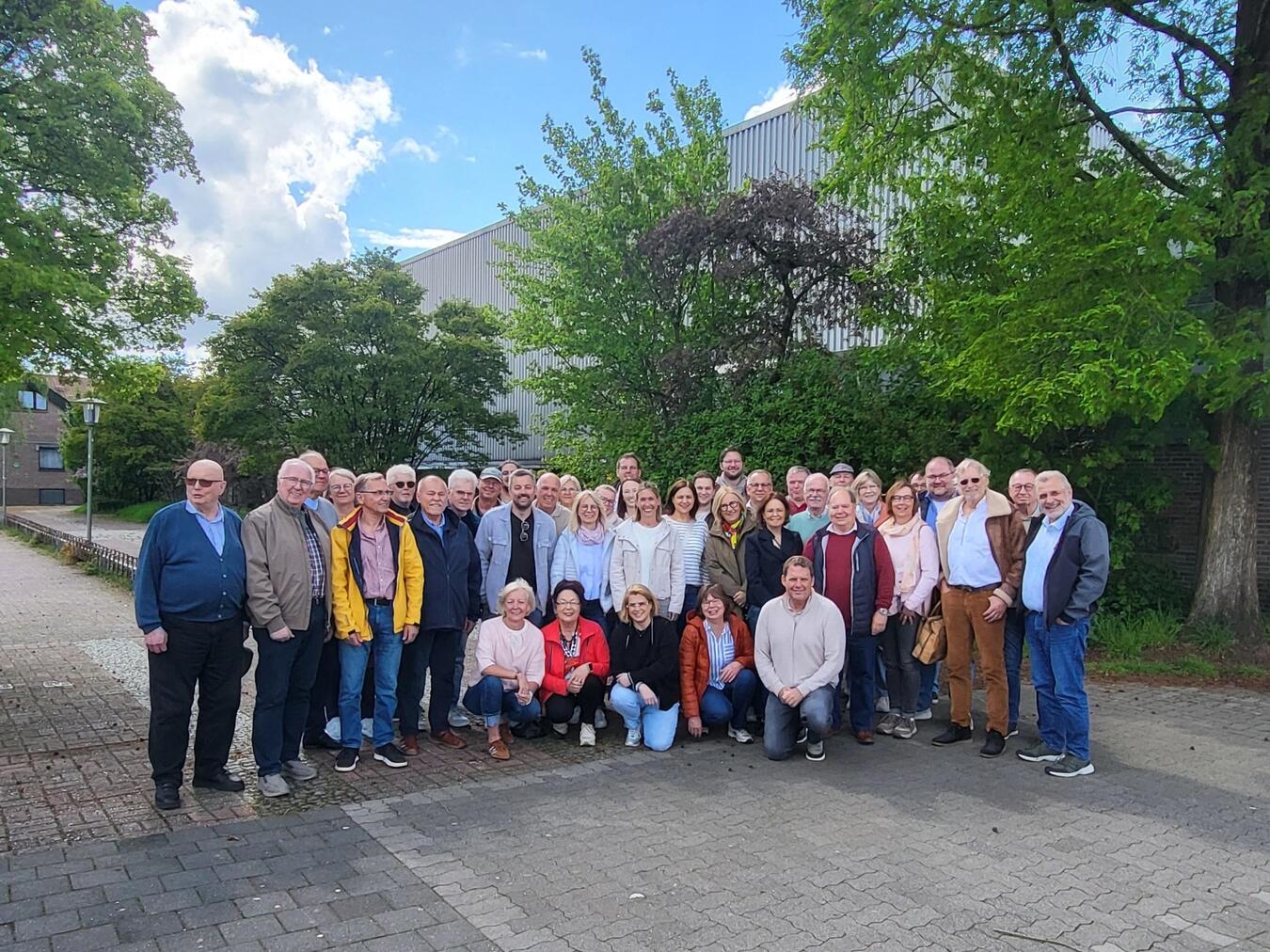 "Gruppe von Komiteemitgliedern bei Tagung, symbolisiert starken Zusammenhalt, Teamwork, Zusammenarbeit"