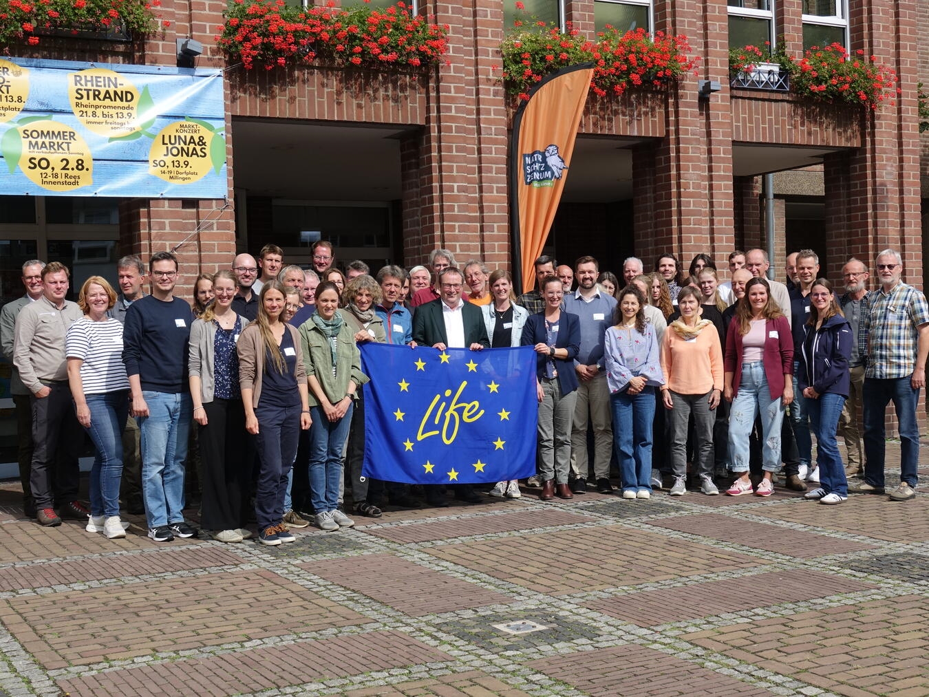 Gruppenfoto der Tagungsteilnehmer mit Minister Oliver Krischer, Naturschutzzentrum Kreis Kleve, Konferenzpause.