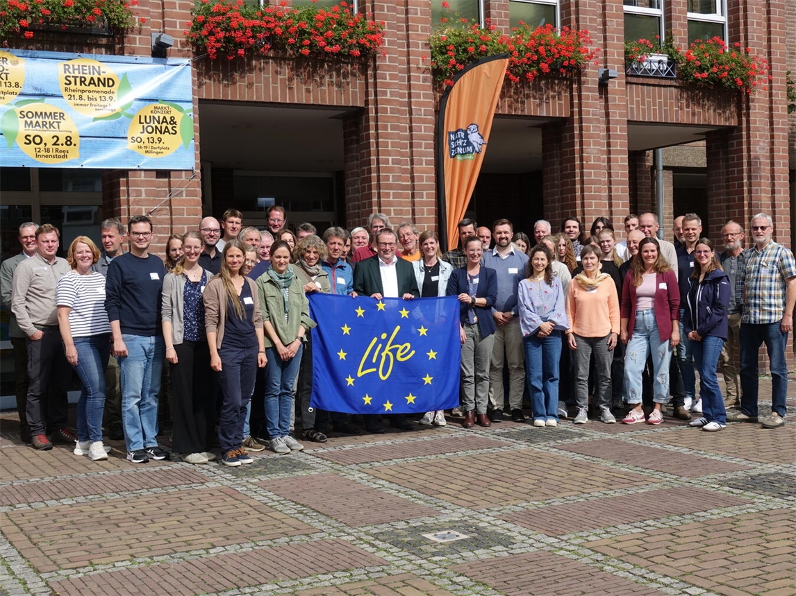 Gruppenfoto der Tagungsteilnehmer mit Minister Oliver Krischer, Naturschutzzentrum Kreis Kleve, Konferenzpause.