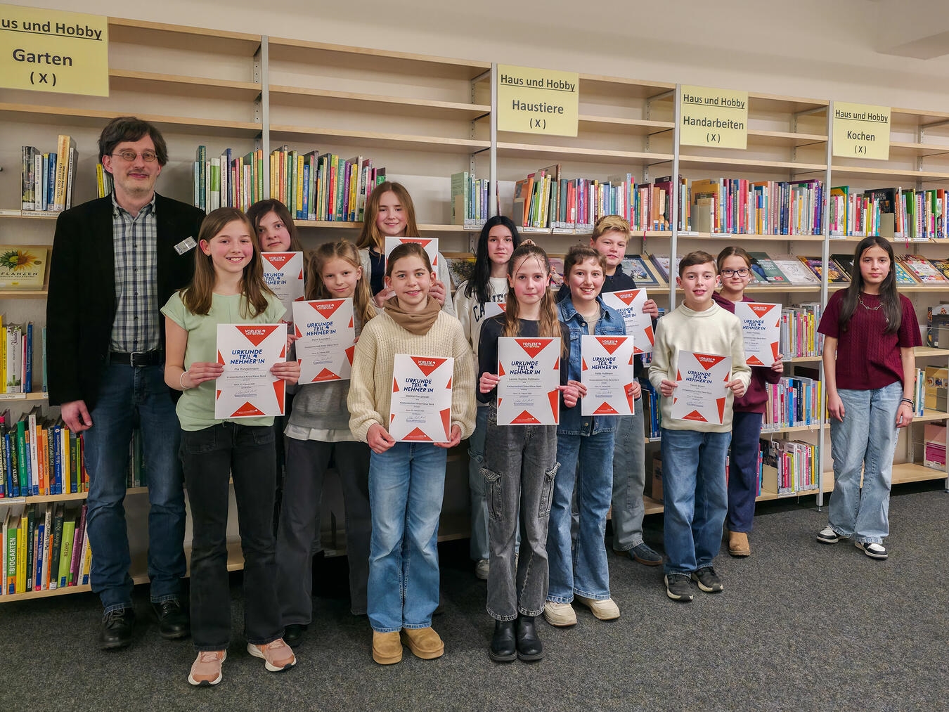 Die talentierten Teilnehmer mit dem Leiter der Klever Stadtbücherei Jens Neumann. Foto: Stadtbücherei Kleve