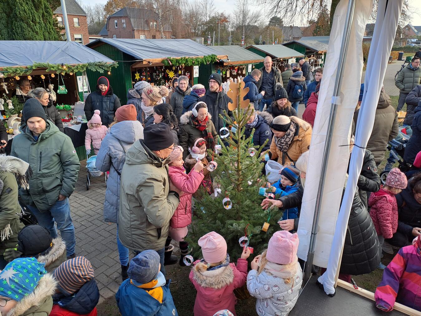36. Pfalzdorfer Weihnachtsmarkt bringt Freude für alle Die Tannenbäume werden wieder von den Kindern mit selbst gebasteltem Schmuck verziert. Fotos: privat