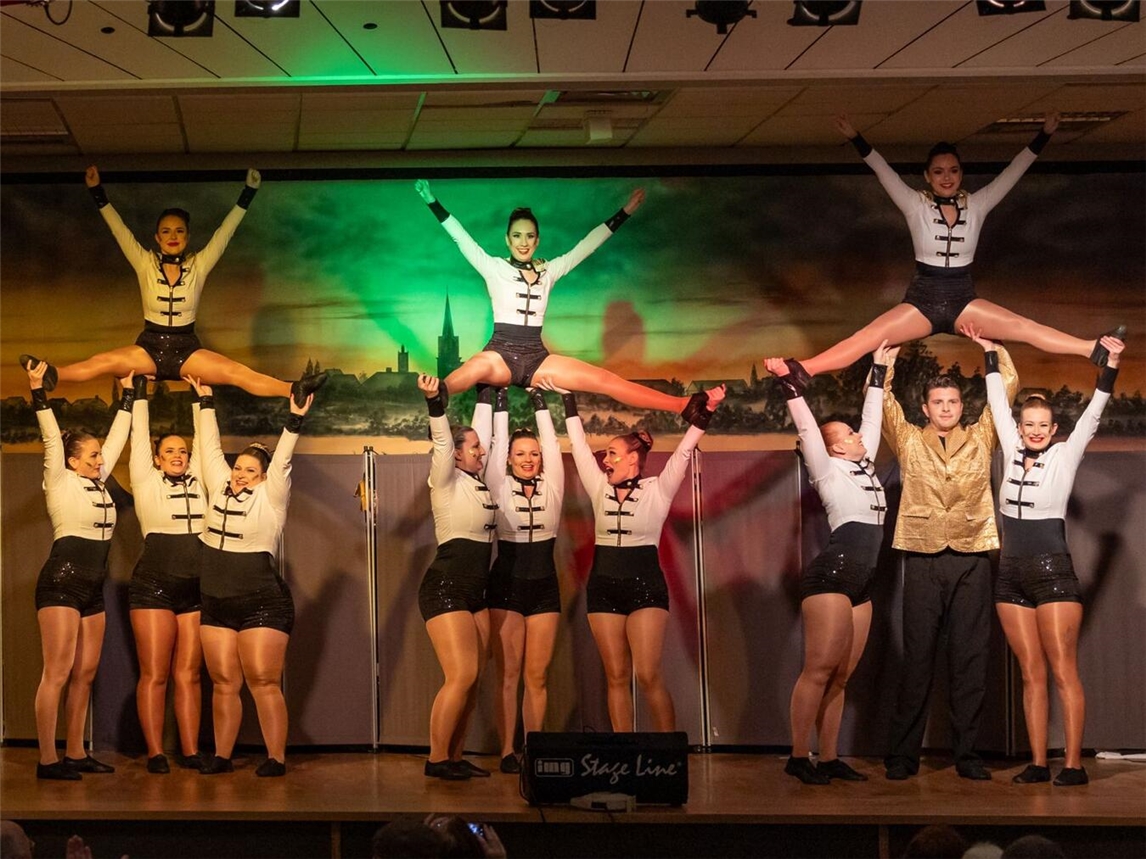 "Tanzgruppe Las Tropicals auf der Webermarkt-Bühne am Samstagabend"