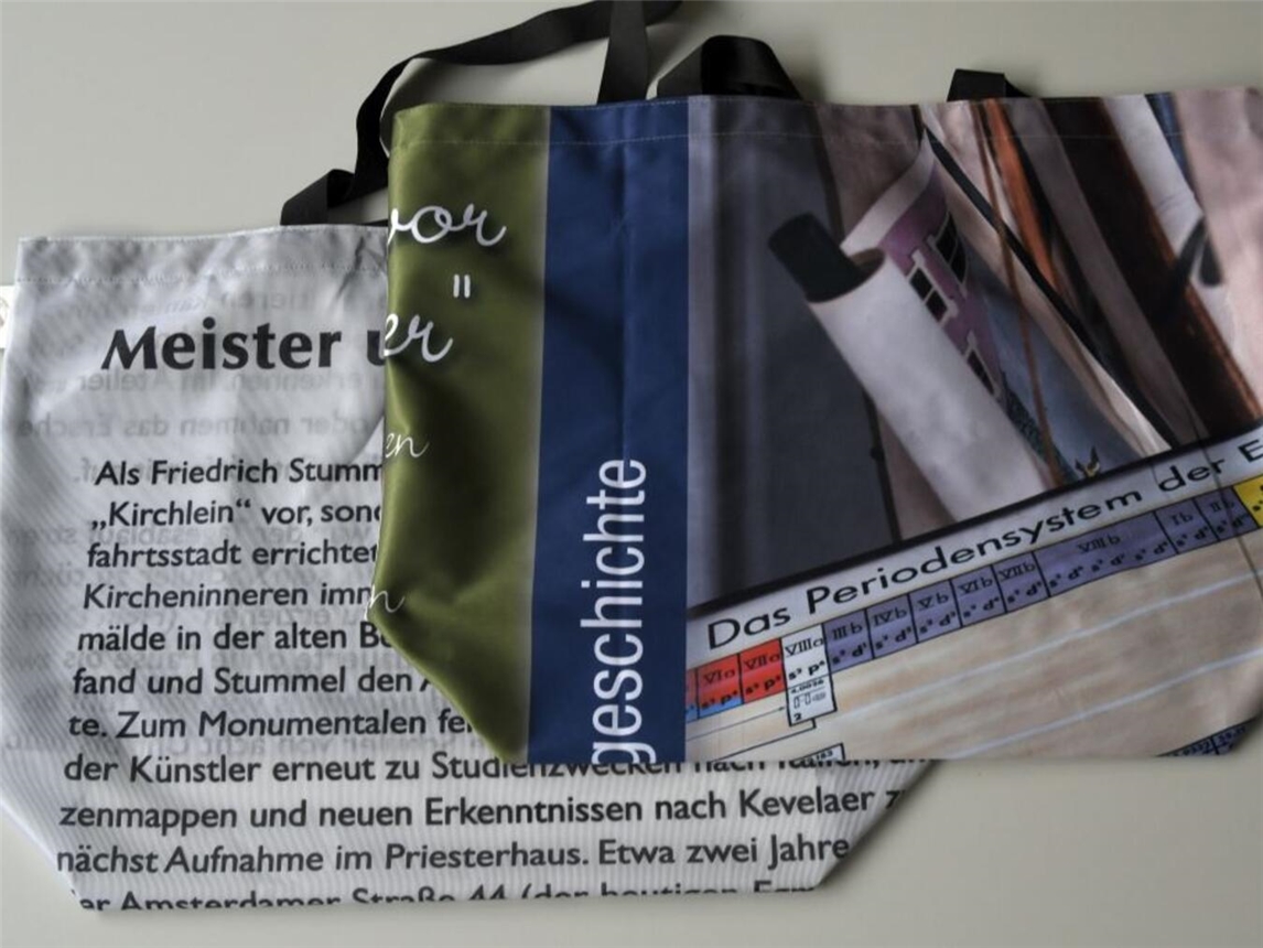 Die Taschen aus ehemaligen Ausstellungs- und Veranstaltungsbannern sind nur ein Beispiel für die neuen Artikel. Foto: NMK