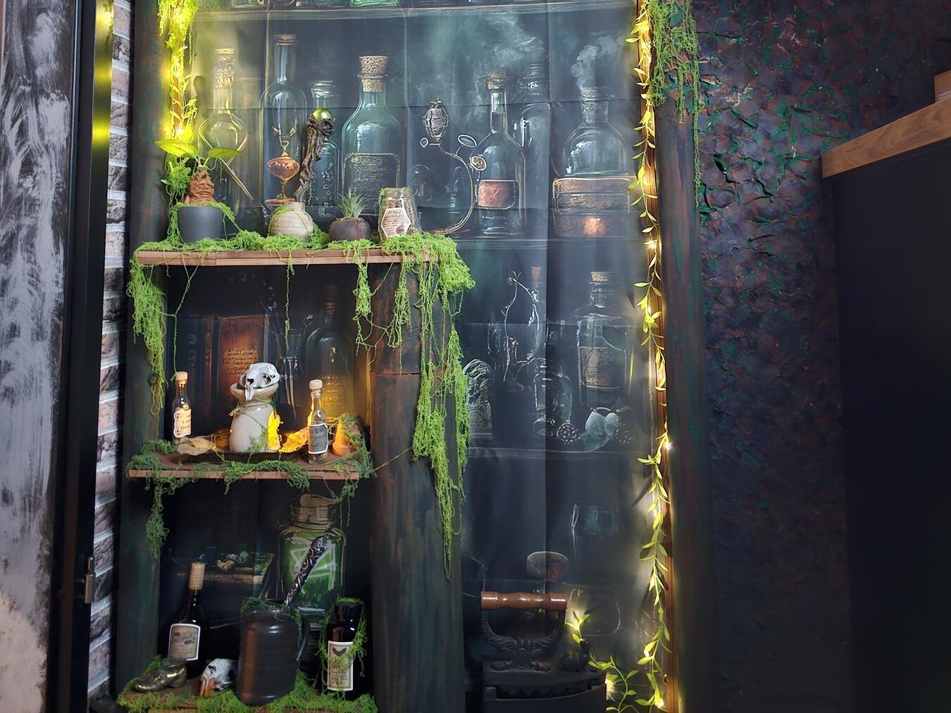 "Moderne Teeküche mit Holzregalen und Küchengeräten, Foto von Thomas Langer"