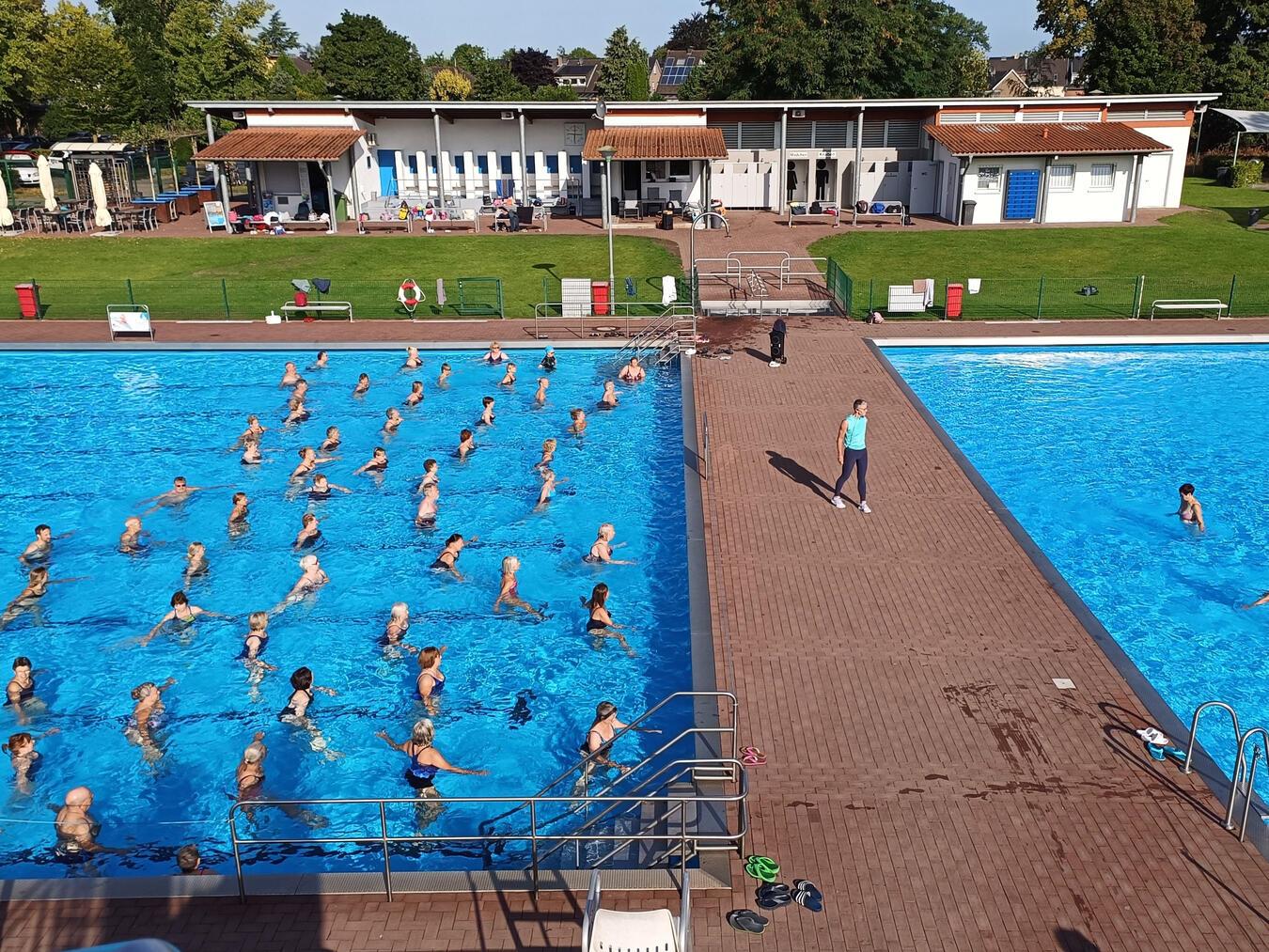 Die Teilnehmenden der Aquagymnastik vom „SportBildungswerk Kleve“ genossen ein erfrischendes Training bei strahlendem Sonnenschein.Foto: Wallfahrtsstadt Kevelaer 
