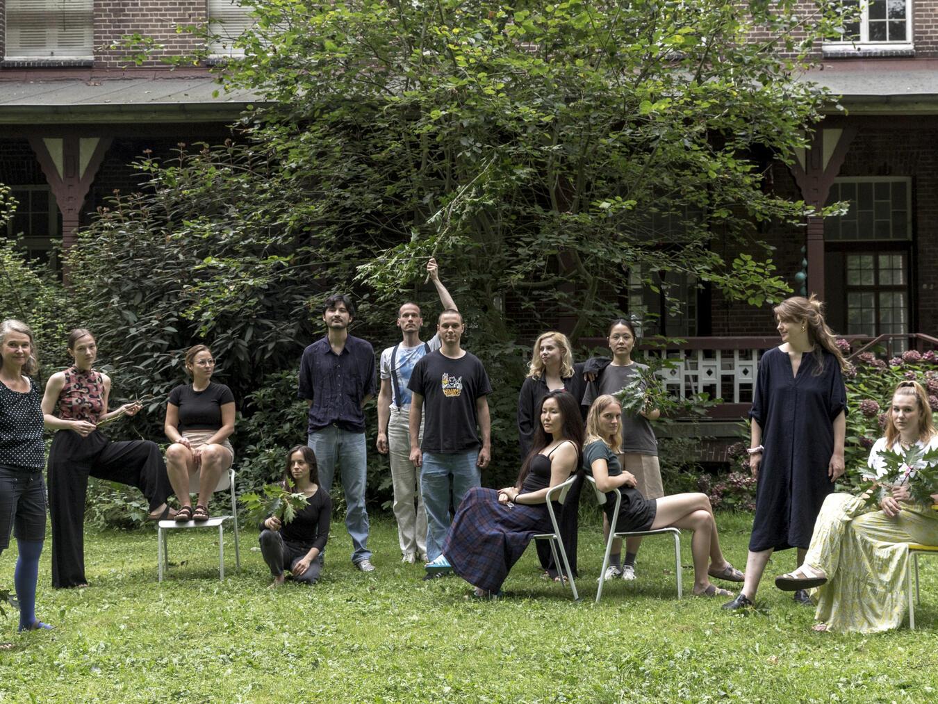 Die Teilnehmenden des ArToll Sommerlabors. Ab Samstag werden ihre Werke im ArToll in Bedburg-Hau zu sehen sein.Foto: privat.