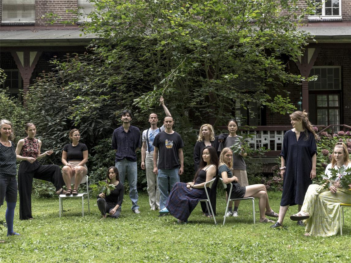 Die Teilnehmenden des ArToll Sommerlabors. Ab Samstag werden ihre Werke im ArToll in Bedburg-Hau zu sehen sein.Foto: privat.