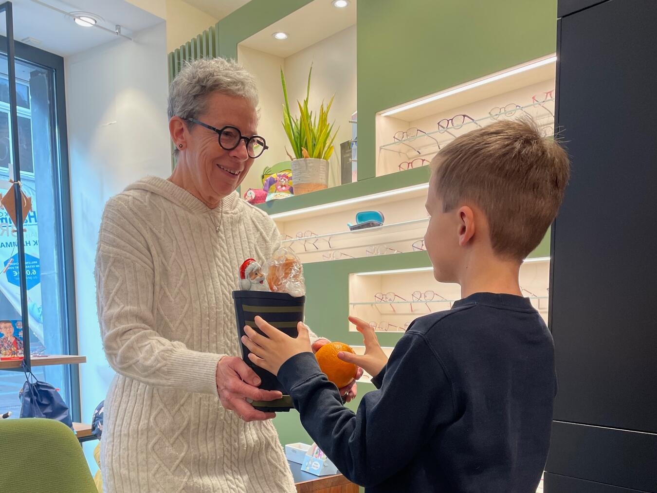 Die teilnehmenden Einzelhändler freuen sich auf die „Nikolaus-Stiefeljagd“ am 5. und 6. Dezember in der Kevelaerer Innenstadt.Foto: Optik Hammans 