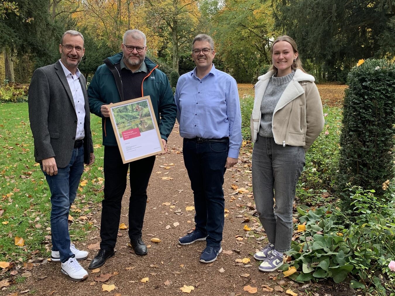 Die Teilnehmenden freuen sich über das Engagement der Preisträger in Sachen Klimaschutz. Foto: Gemeinde Issum.