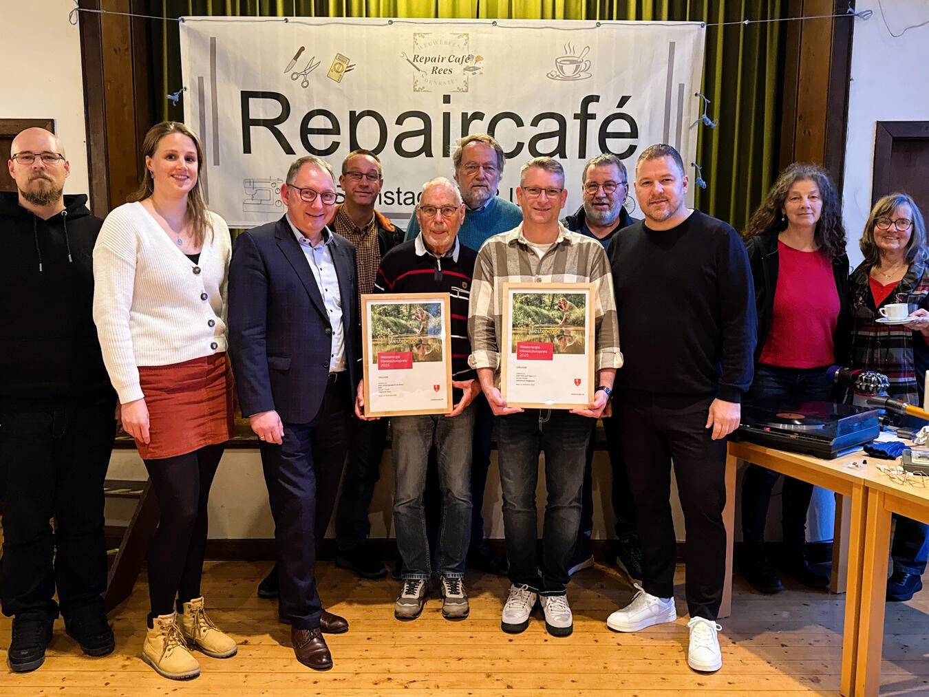 Die Teilnehmenden freuen sich über das herausragende Engagement der Preisträgerinnen und Preisträger in Sachen Klimaschutz. Foto: Stadt Rees