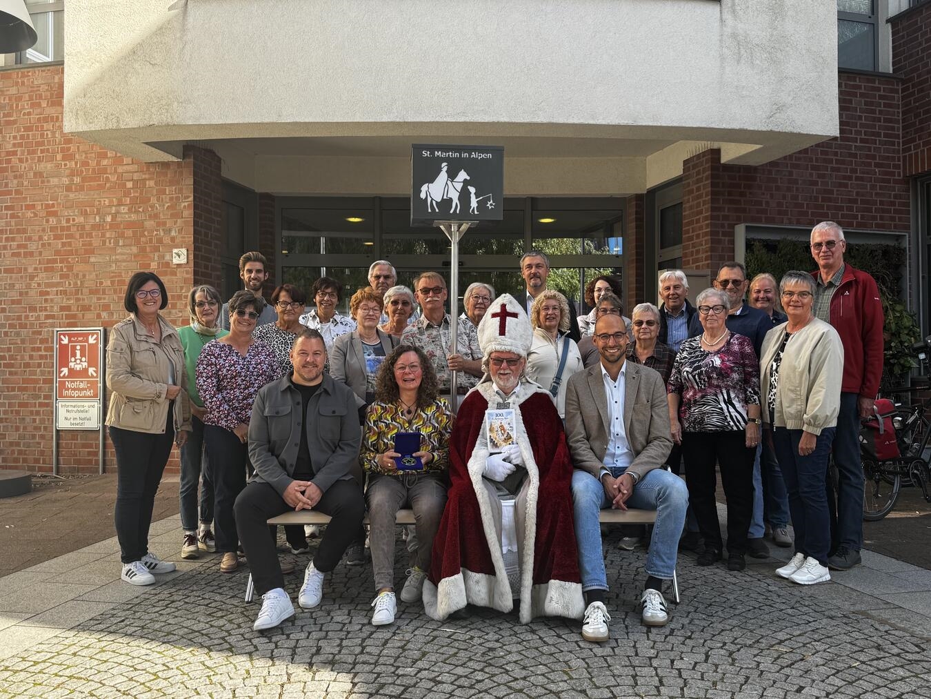 Die Teilnehmenden freuen sich über das herausragende Engagement der Preisträgerinnen und Preisträger. Foto: Gemeinde Alpen